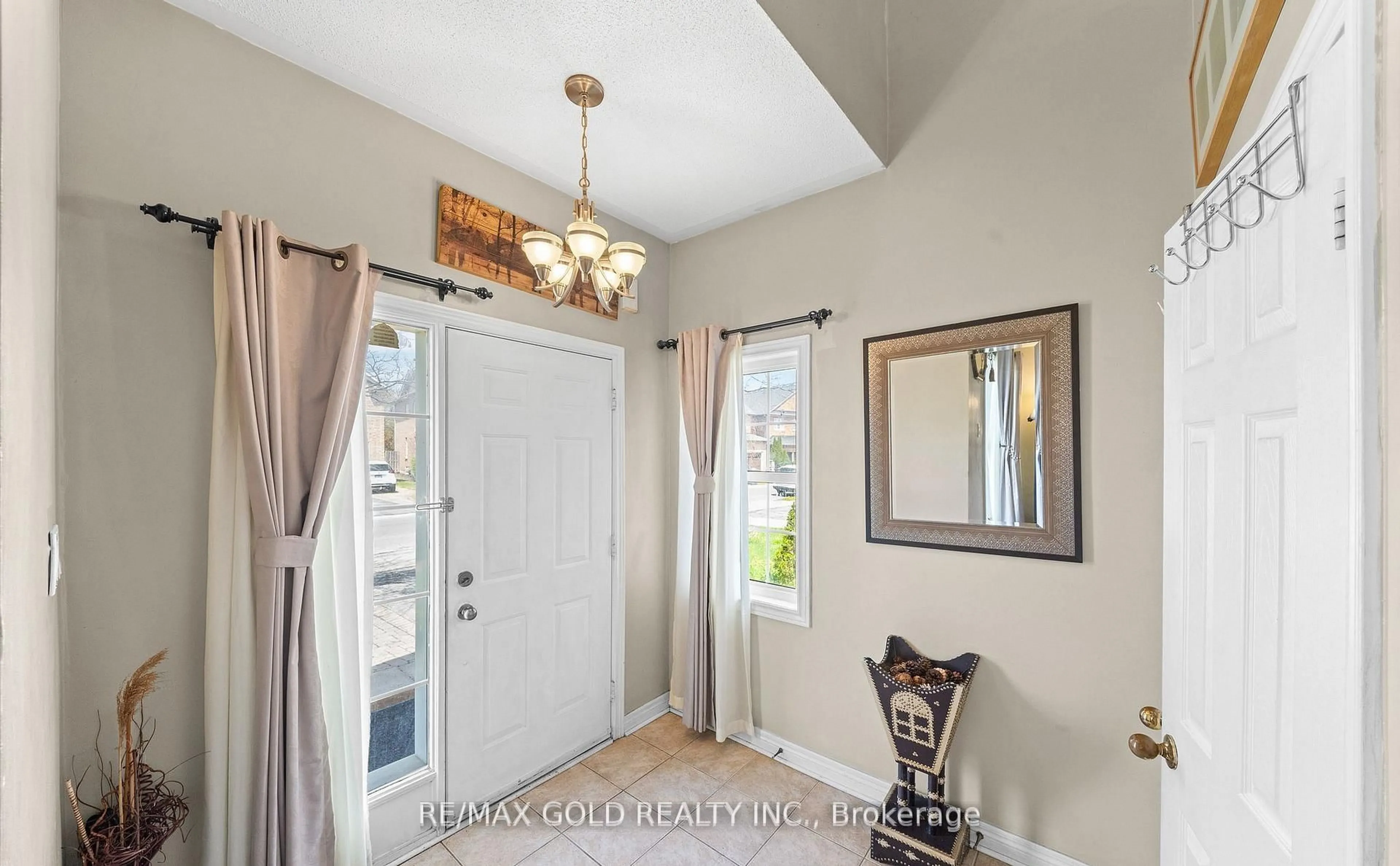 Indoor entryway for 17 Calderstone Rd, Brampton Ontario L6P 2A4