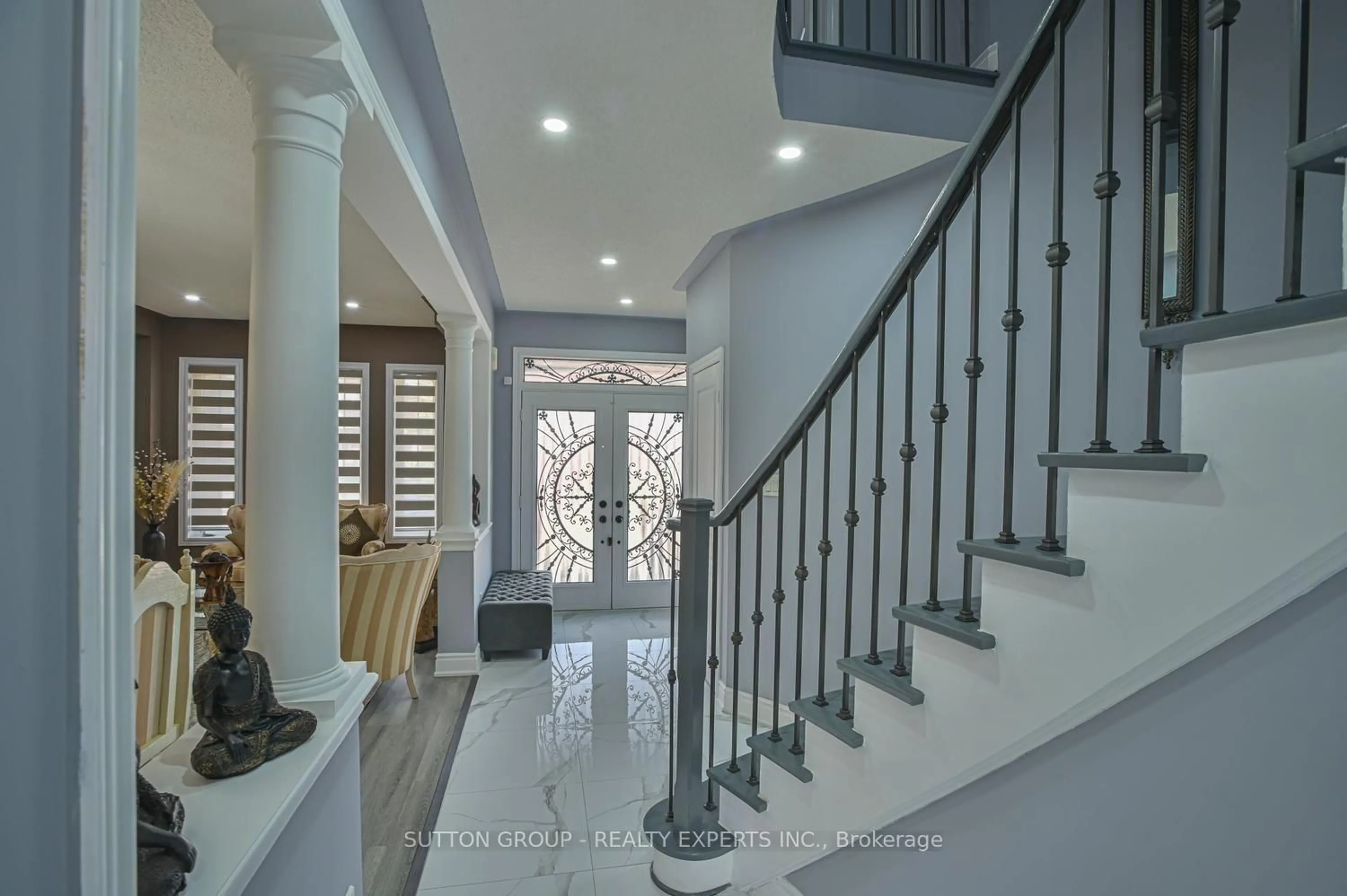 Indoor entryway for 373 Sunny Meadow Blvd, Brampton Ontario L6R 0G2