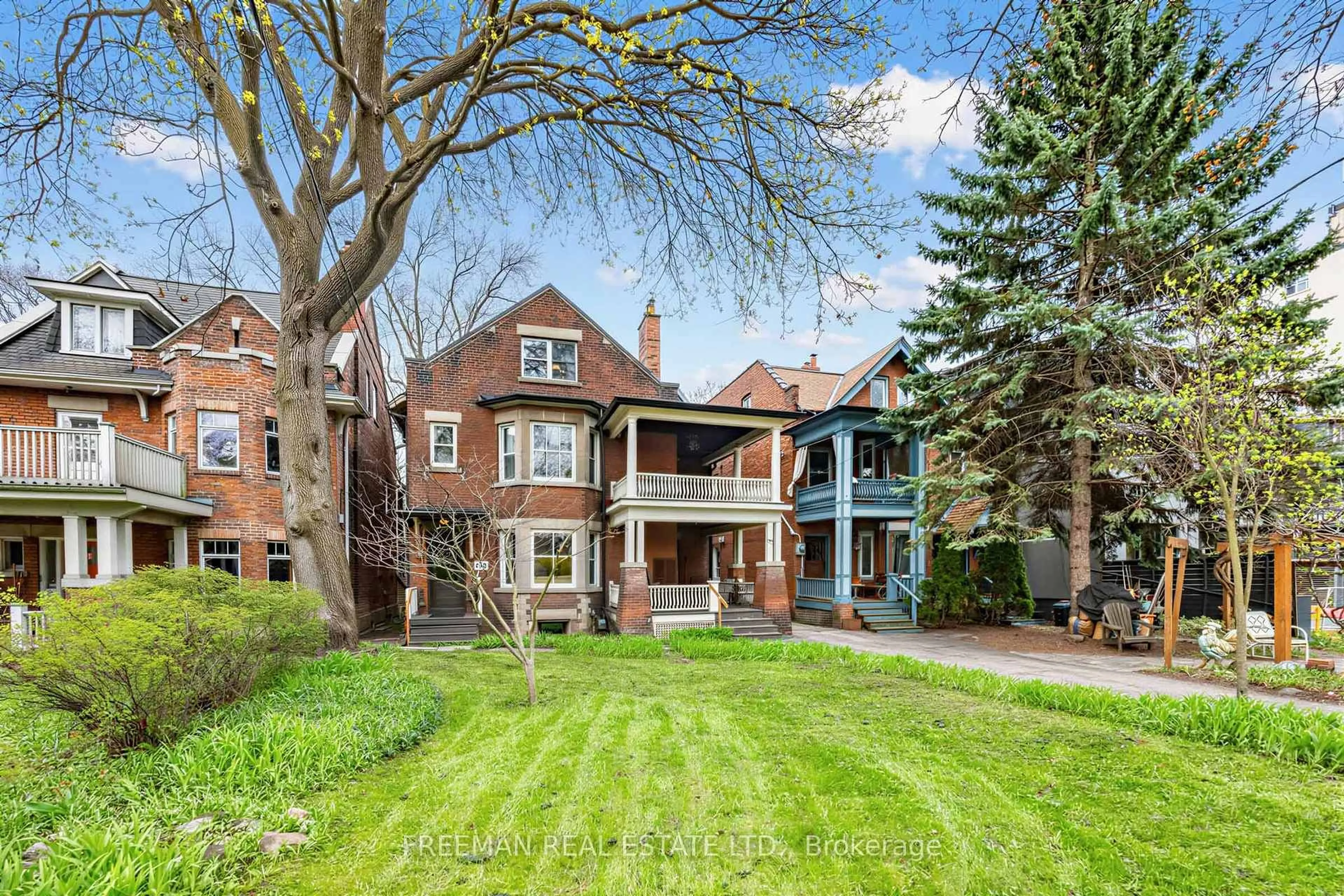A pic from outside/outdoor area/front of a property/back of a property/a pic from drone, street for 129 Indian Rd, Toronto Ontario M6R 2V5