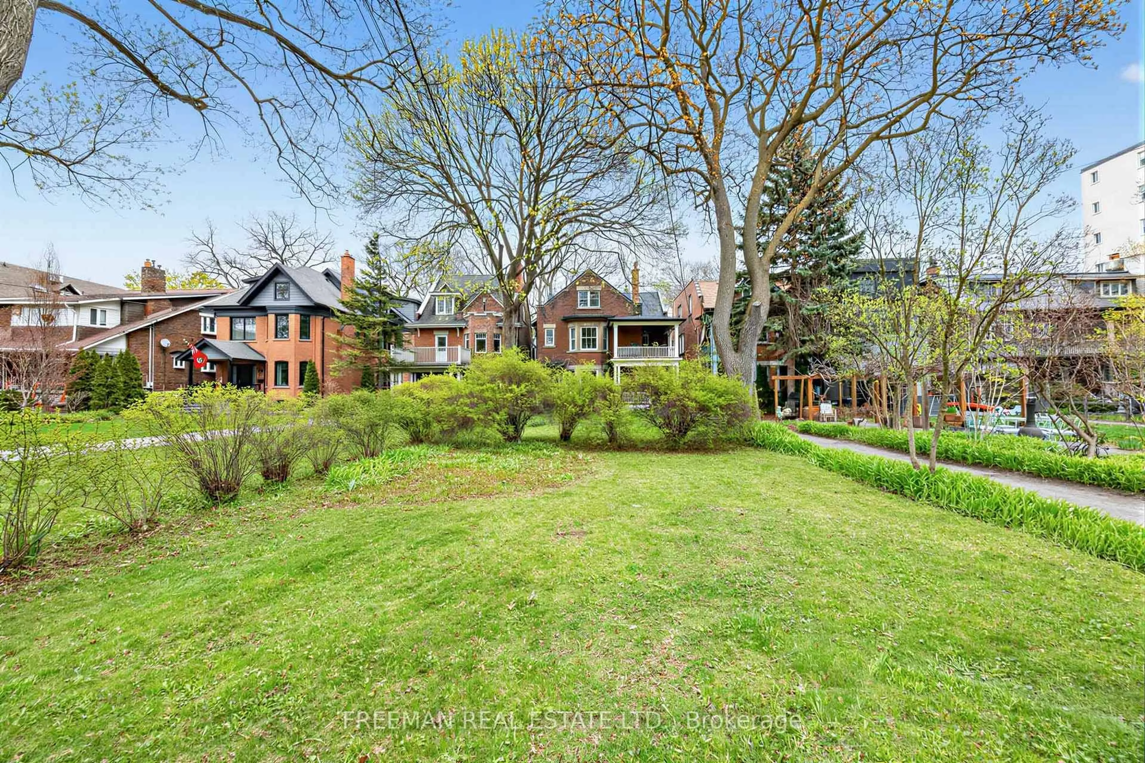 A pic from outside/outdoor area/front of a property/back of a property/a pic from drone, street for 129 Indian Rd, Toronto Ontario M6R 2V5