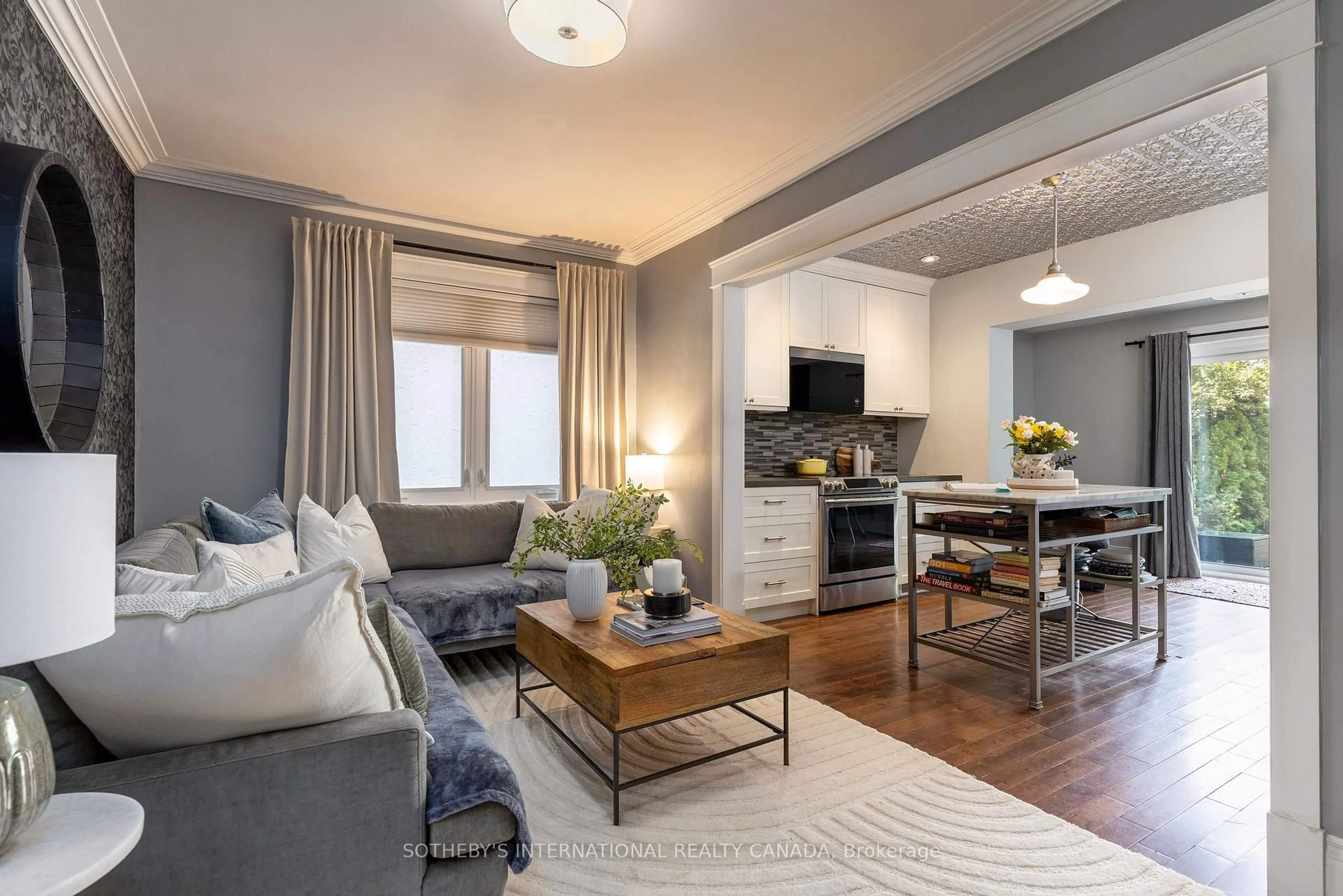 Living room with furniture, unknown for 2 Rexford Rd, Toronto Ontario M6S 2M3