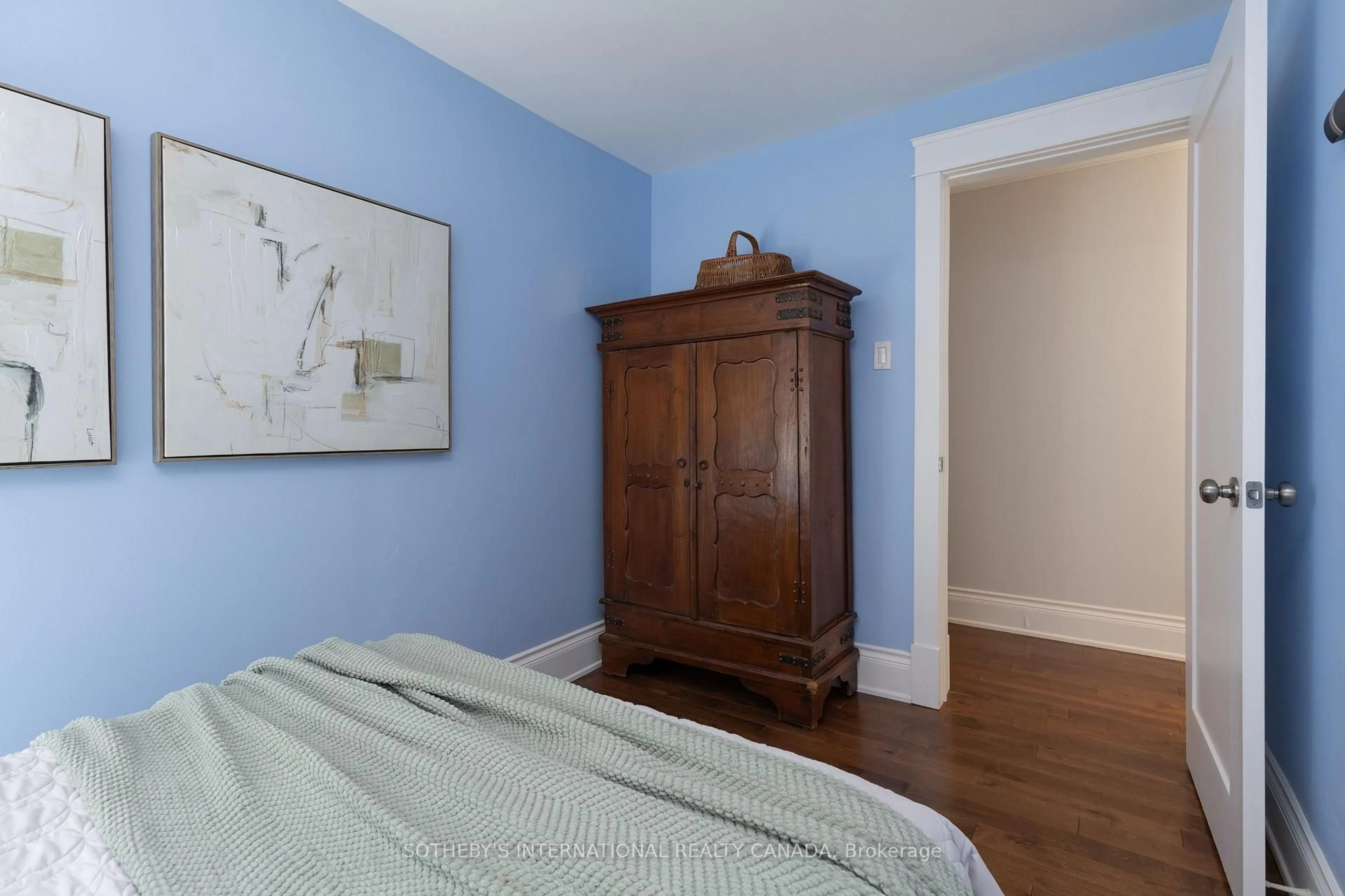 Bedroom with bed, wood/laminate floor for 2 Rexford Rd, Toronto Ontario M6S 2M3