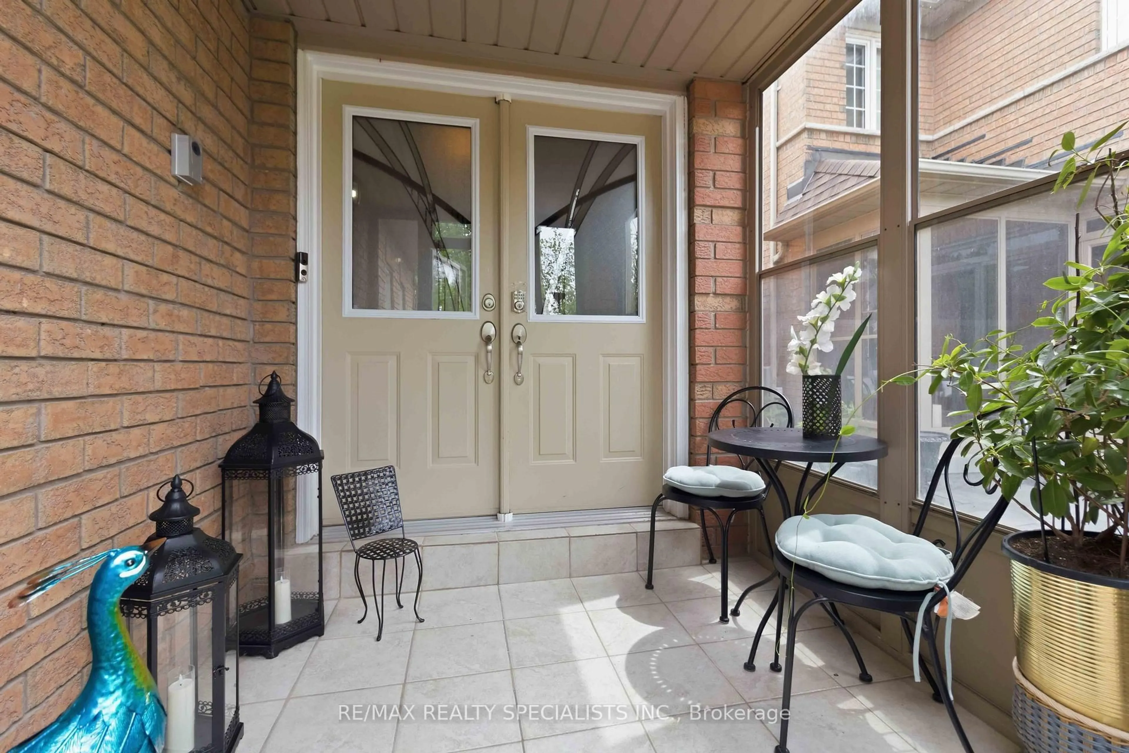 Indoor entryway for 3850 Forest Bluff Cres, Mississauga Ontario L5N 7V1