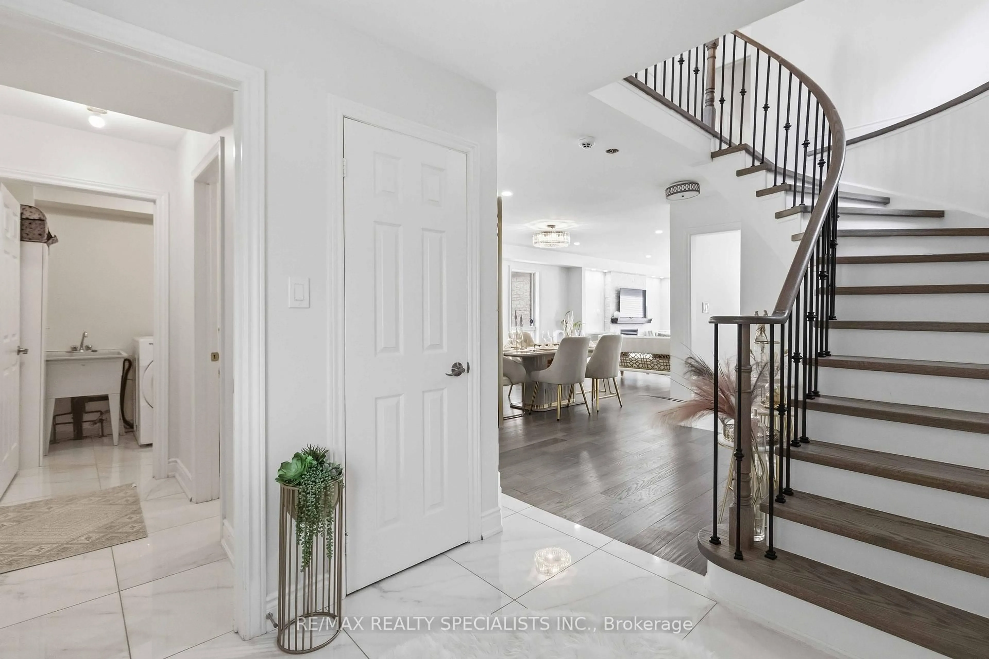Indoor entryway for 3850 Forest Bluff Cres, Mississauga Ontario L5N 7V1