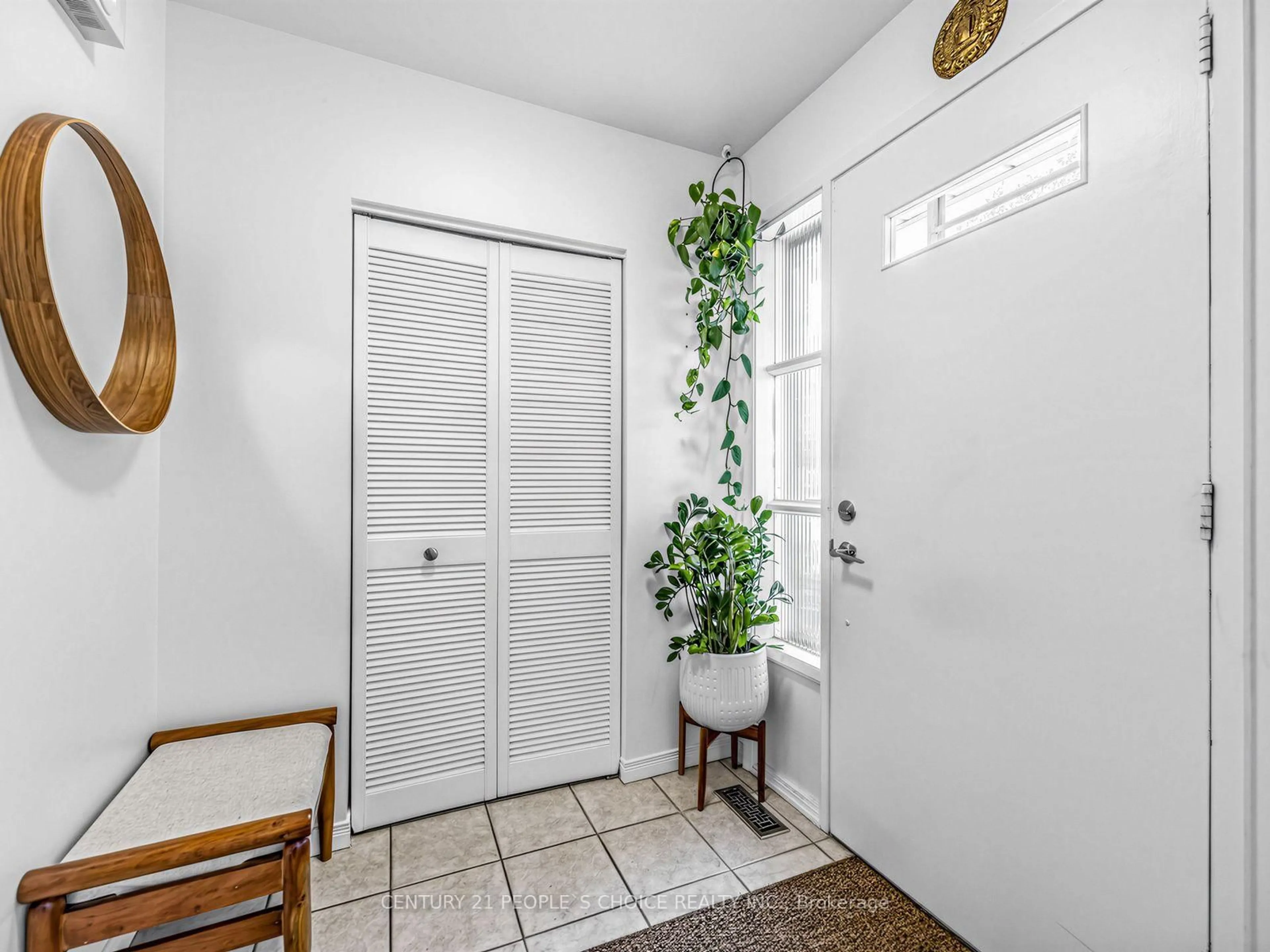 Indoor entryway for 1465 Glen Rutley Circ, Mississauga Ontario L4X 1Z8