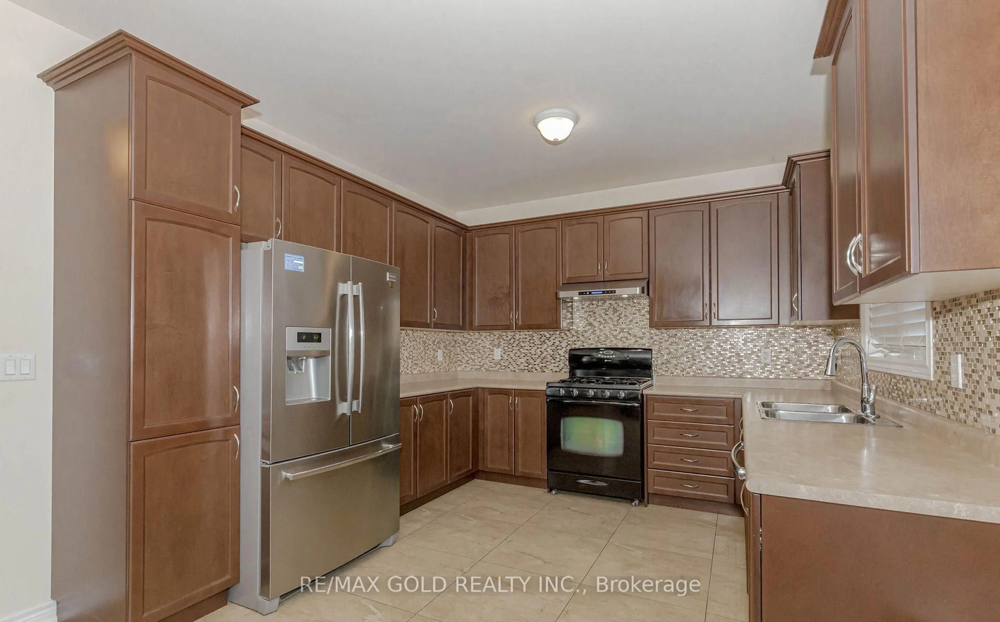 Standard kitchen, ceramic/tile floor for 22 Durango Dr, Brampton Ontario L6X 2Z2