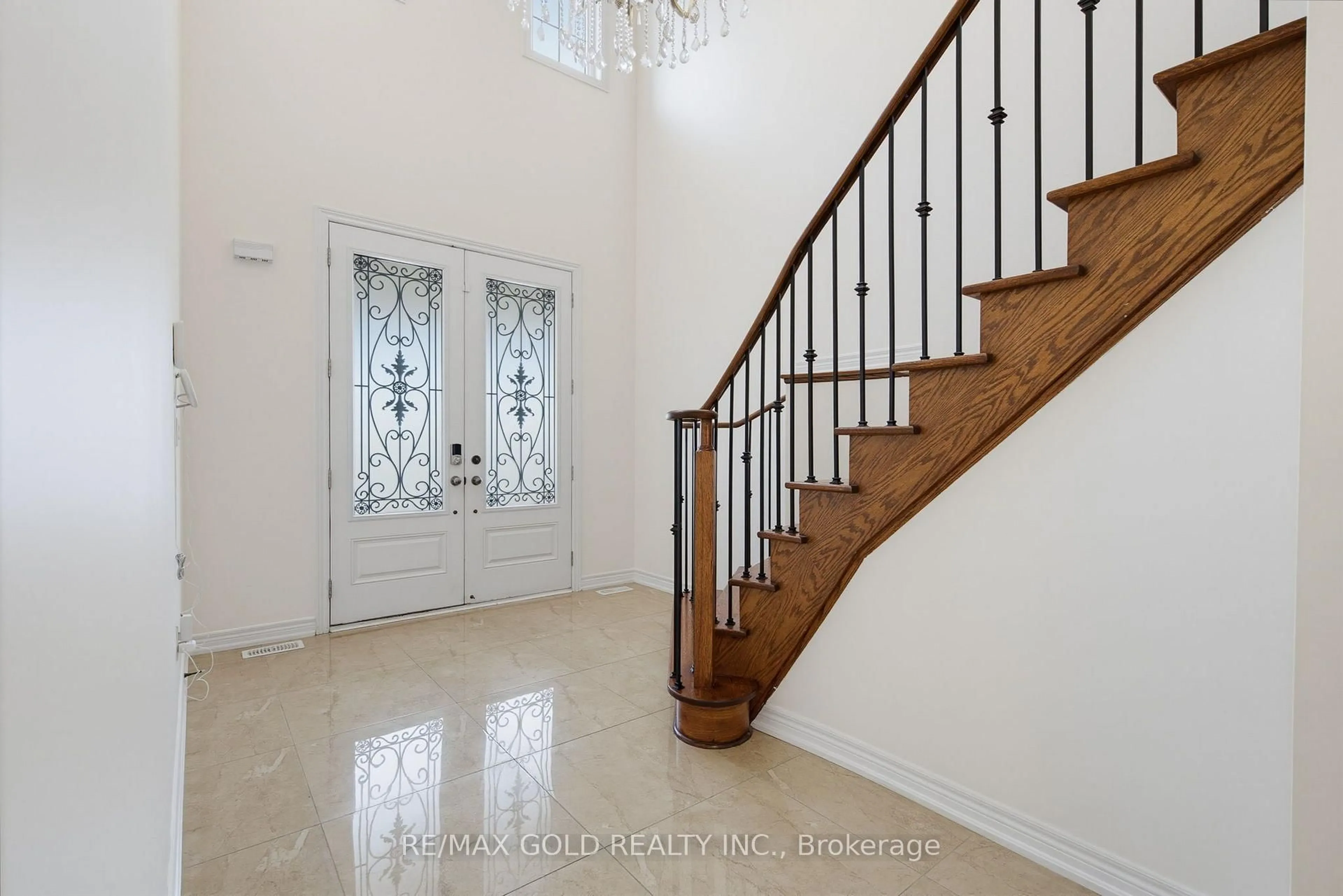 Indoor foyer for 22 Durango Dr, Brampton Ontario L6X 2Z2