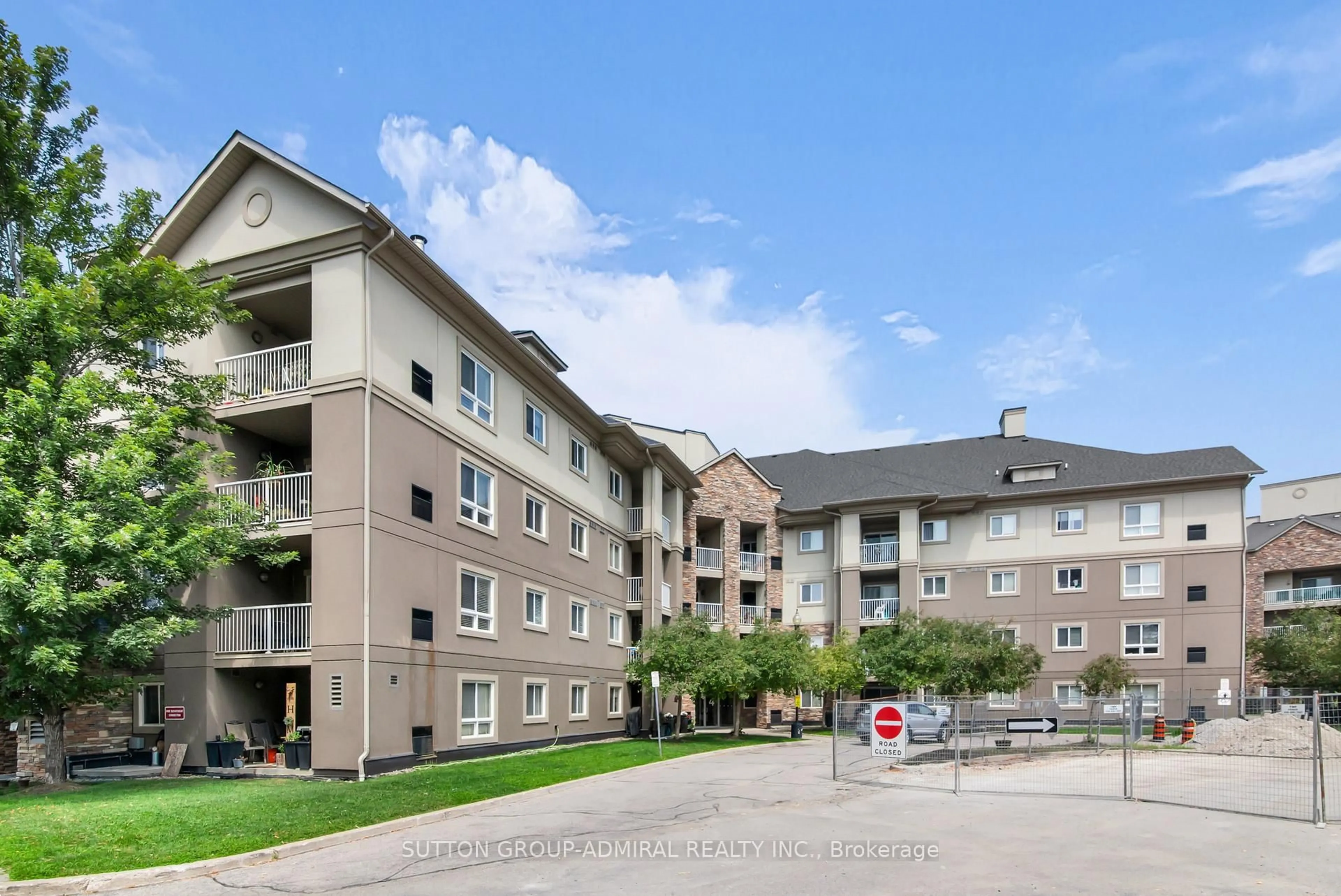 Patio, mountain view for 4 Dayspring Circ #105, Brampton Ontario L6P 2Z5