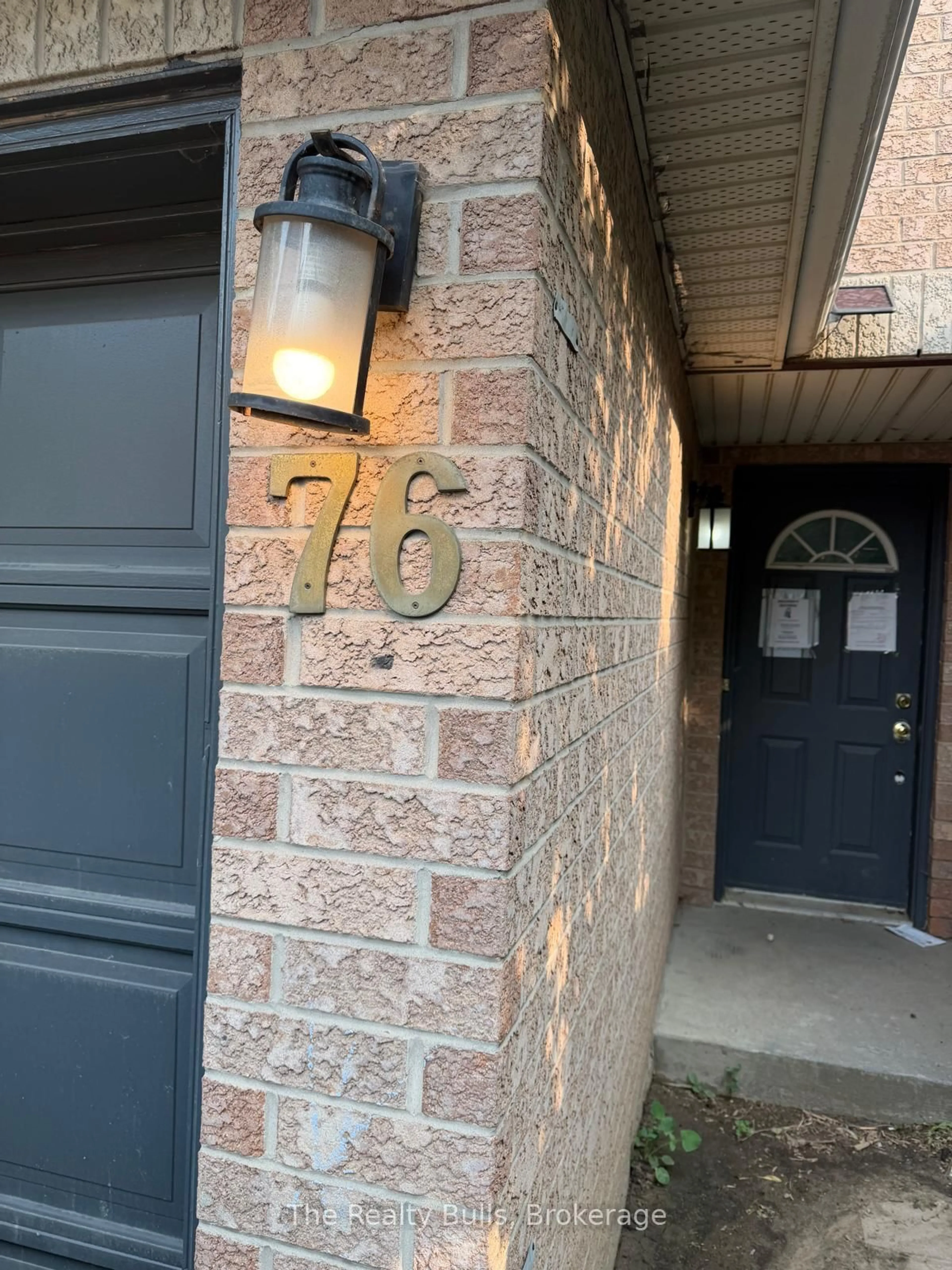 Indoor entryway for 76 Spadina Rd #76, Brampton Ontario L6X 4X6