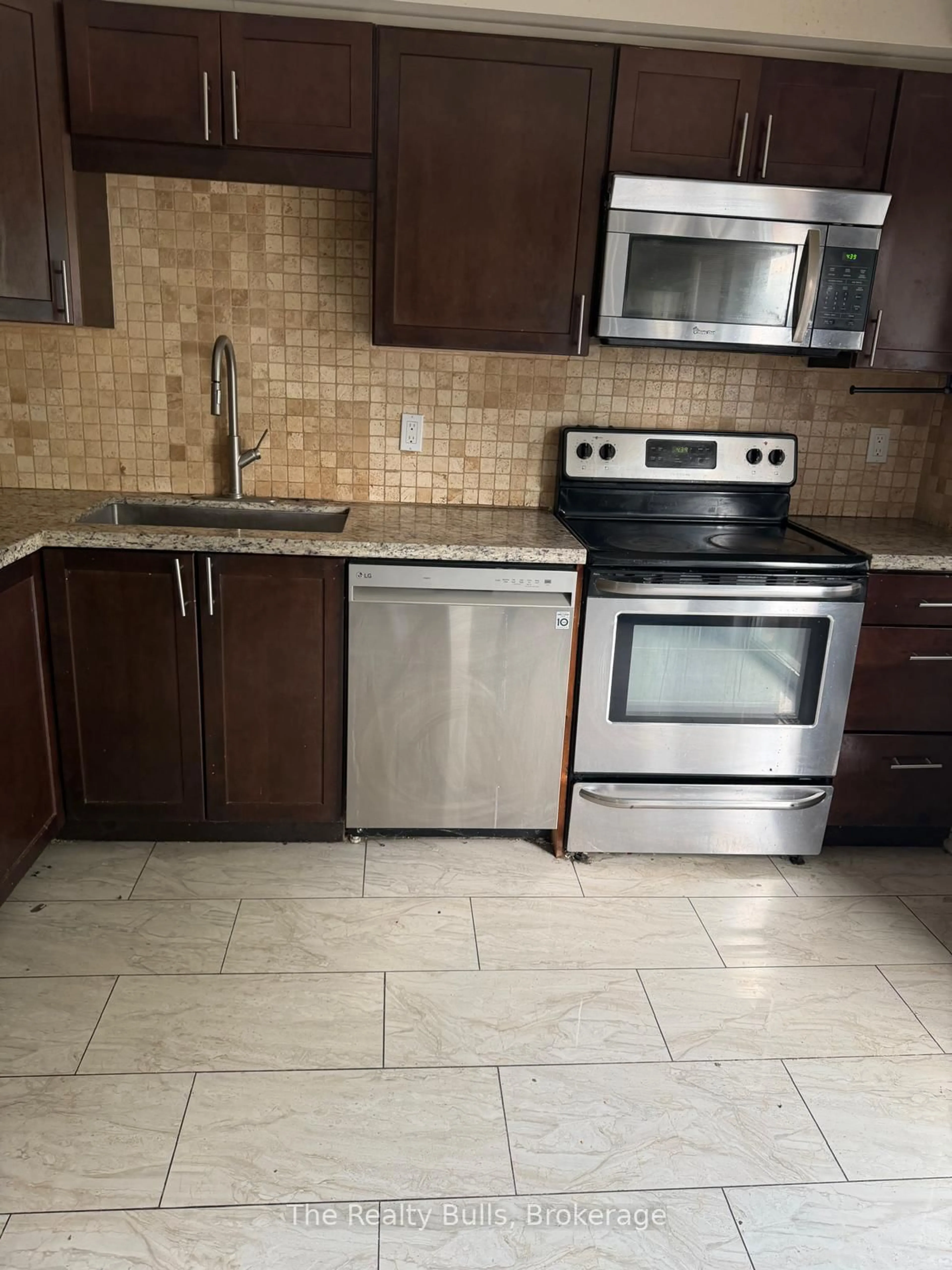 Standard kitchen, ceramic/tile floor for 76 Spadina Rd #76, Brampton Ontario L6X 4X6
