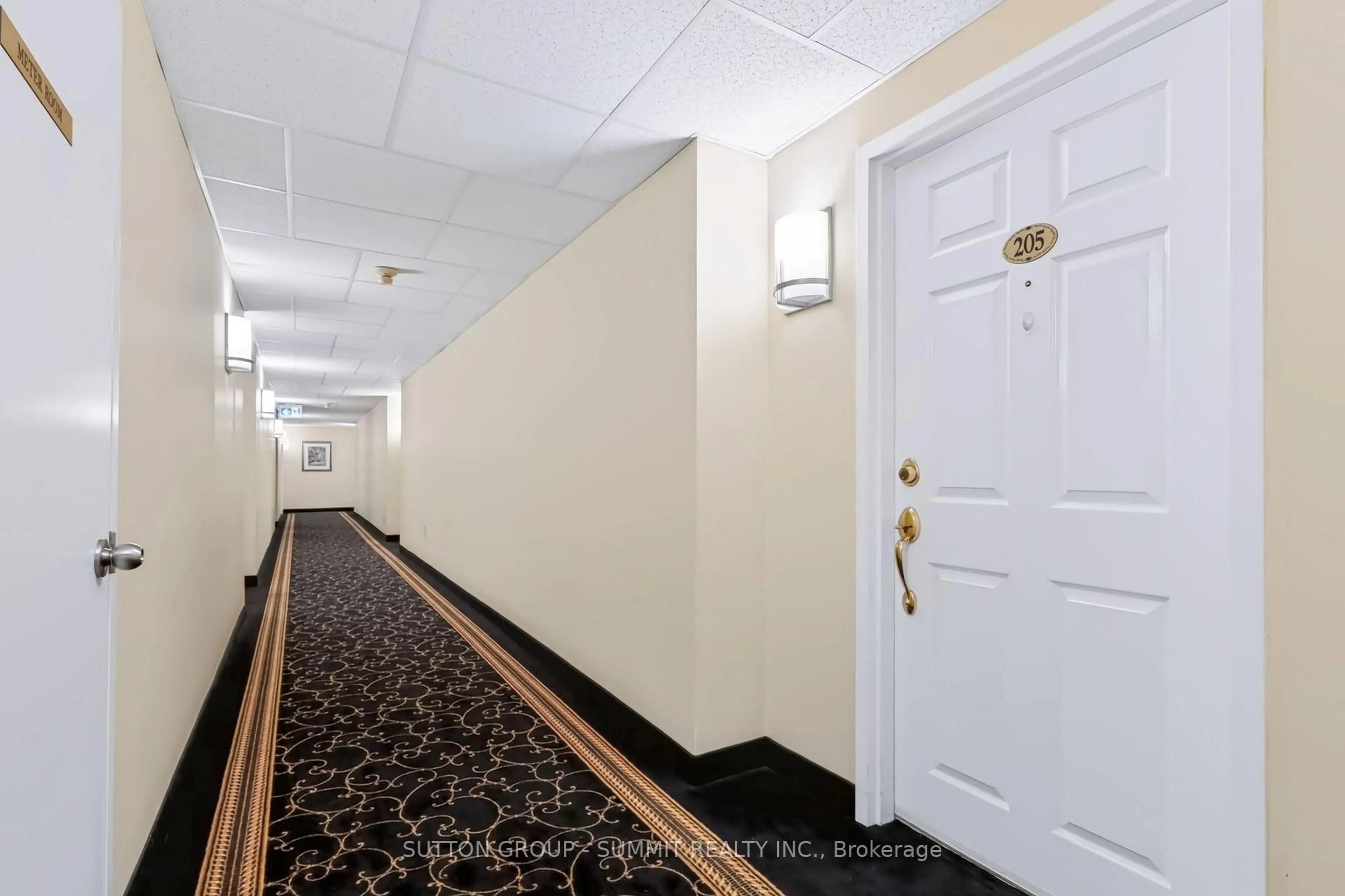 Indoor foyer for 216 Plains Rd #B205, Burlington Ontario L7T 4K8
