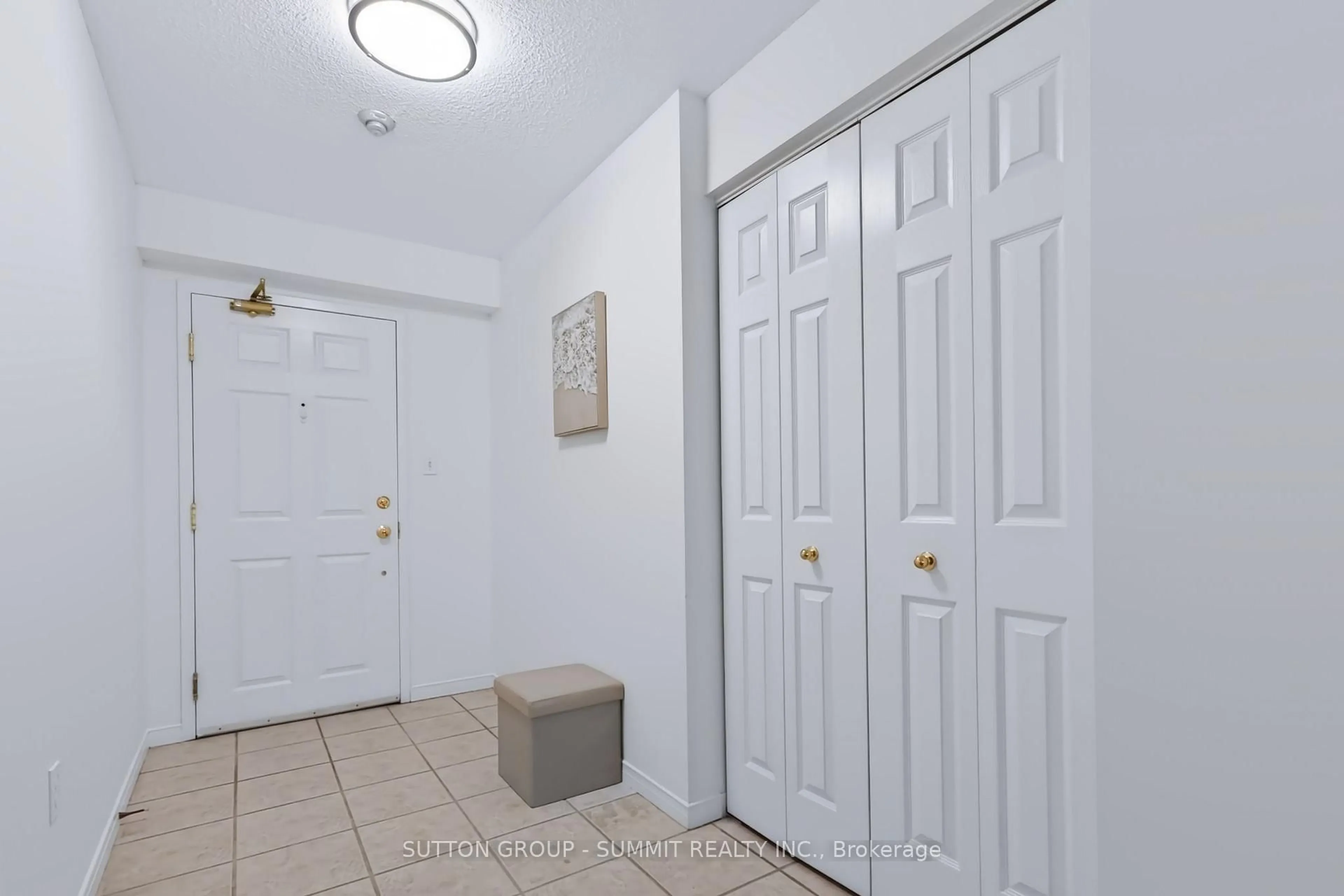 Indoor entryway for 216 Plains Rd #B205, Burlington Ontario L7T 4K8