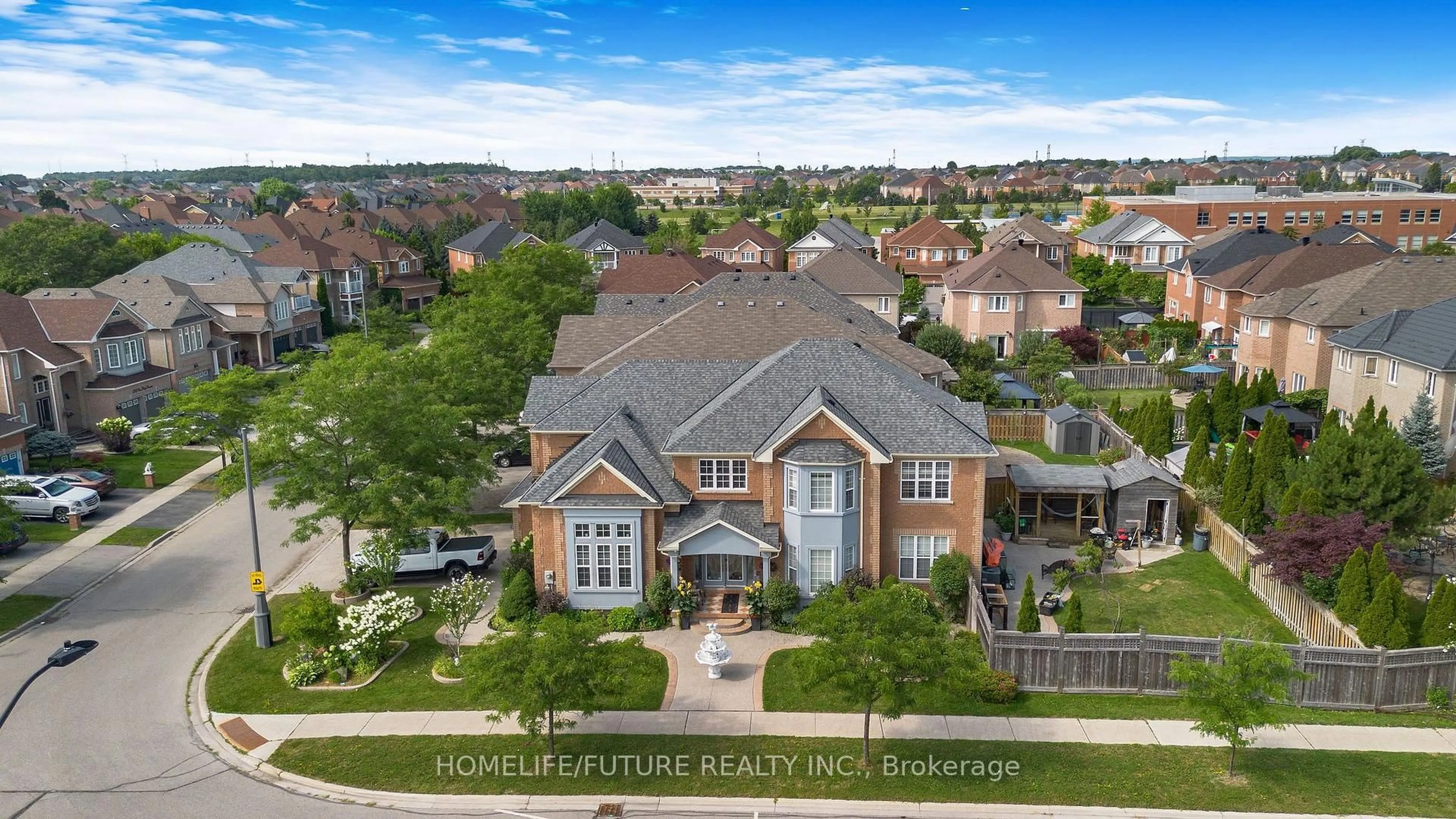 A pic from outside/outdoor area/front of a property/back of a property/a pic from drone, unknown for 5351 Rose Ridge Cres, Mississauga Ontario L5M 7C3