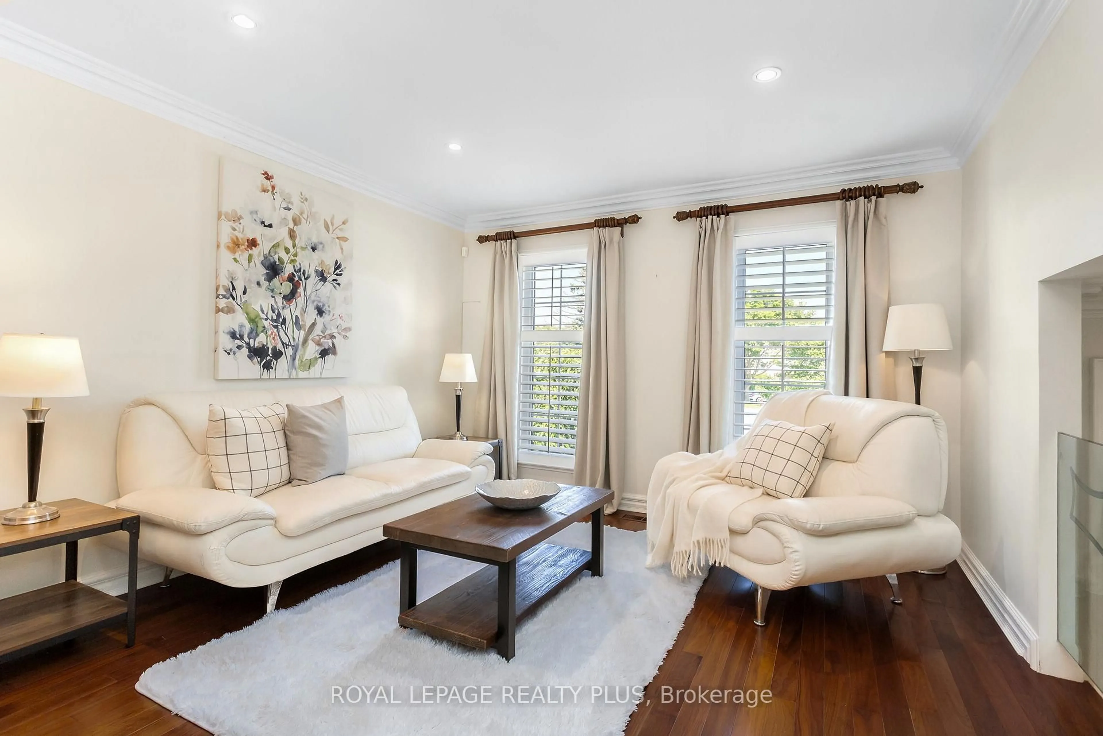 Living room with furniture, wood/laminate floor for 2985 Dancer Crt, Mississauga Ontario L5L 1Y5