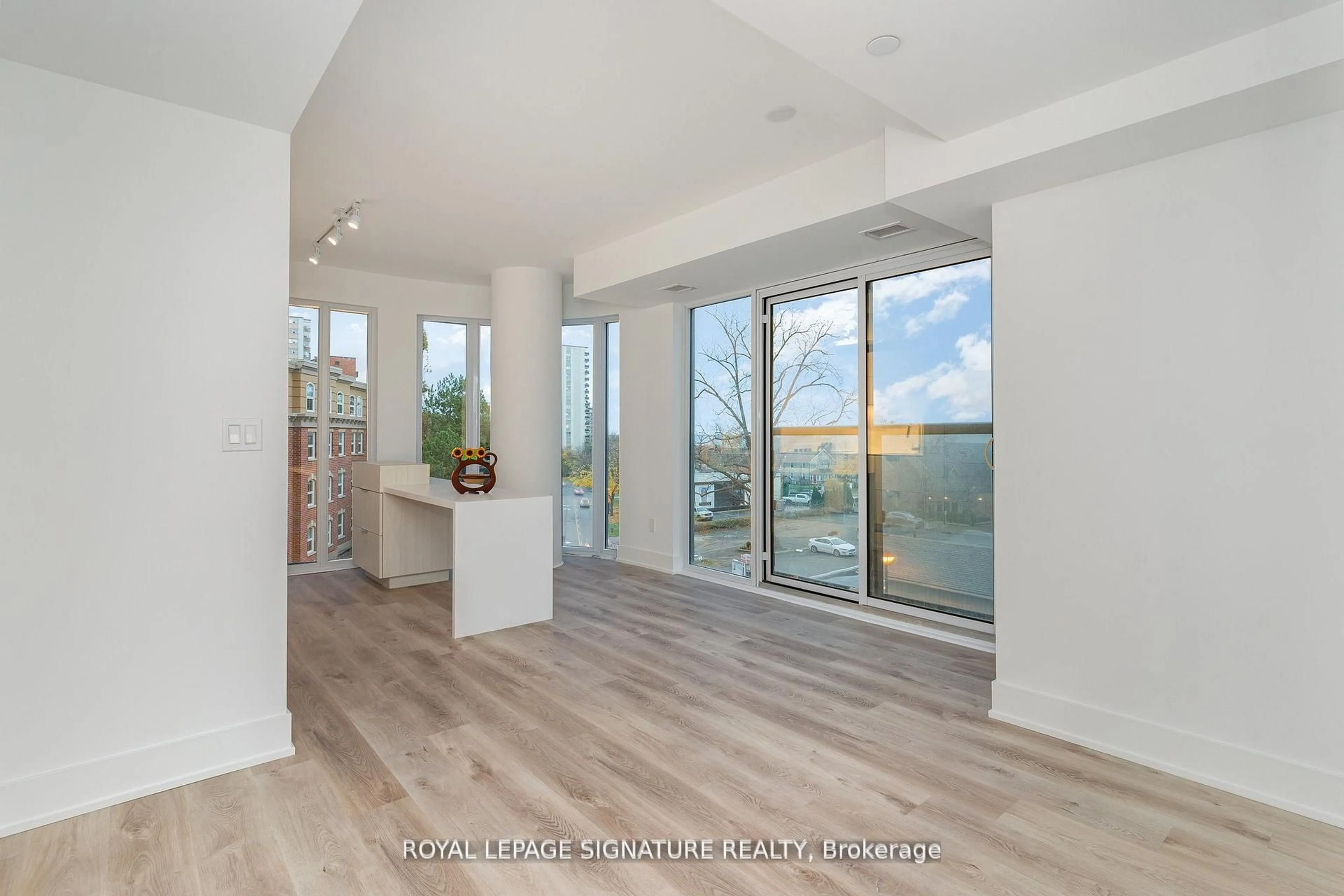 Indoor entryway for 370 Martha St #304, Burlington Ontario L7R 0G9