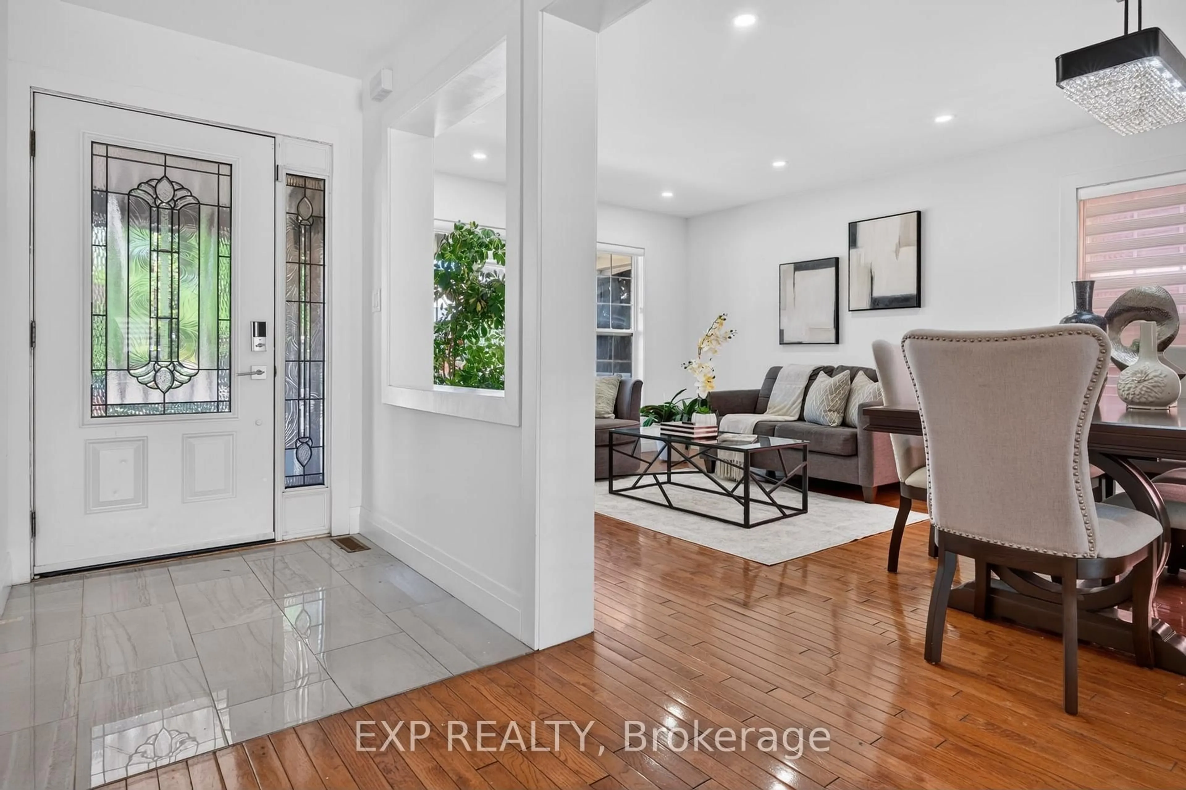 Indoor entryway for 664 Dolby Cres, Milton Ontario L9T 5V5