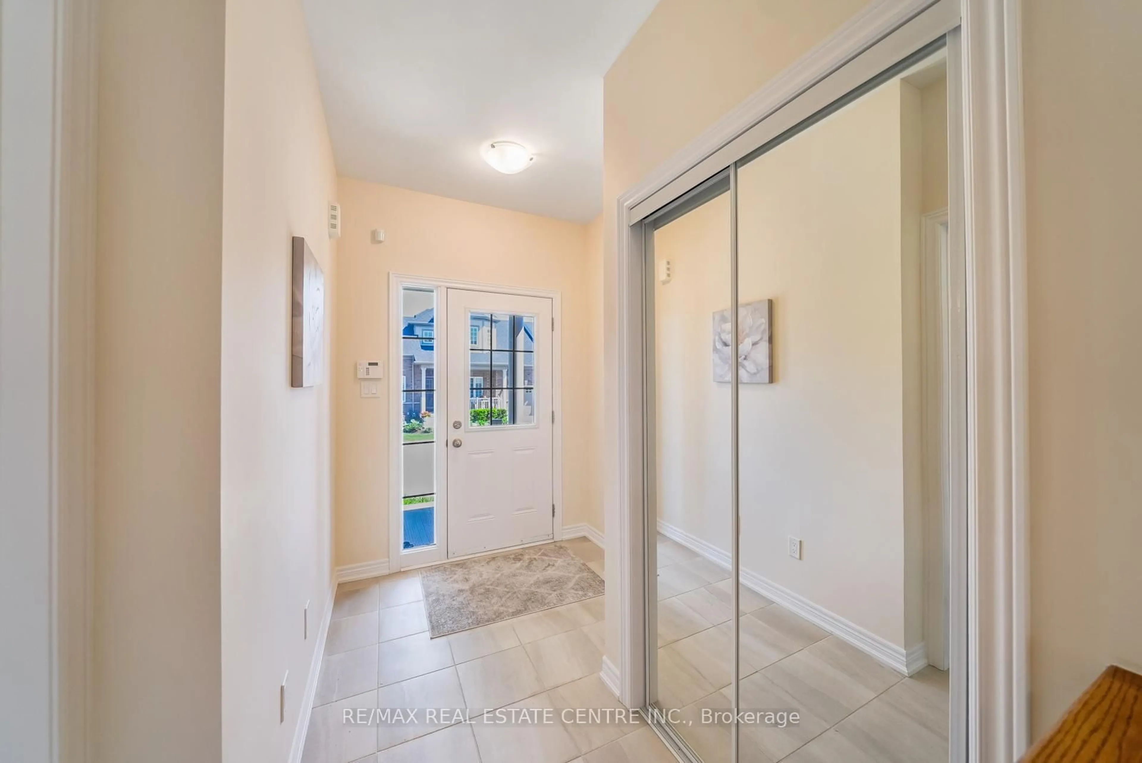 Indoor entryway for 11 Overlea Dr, Brampton Ontario L6R 4B5