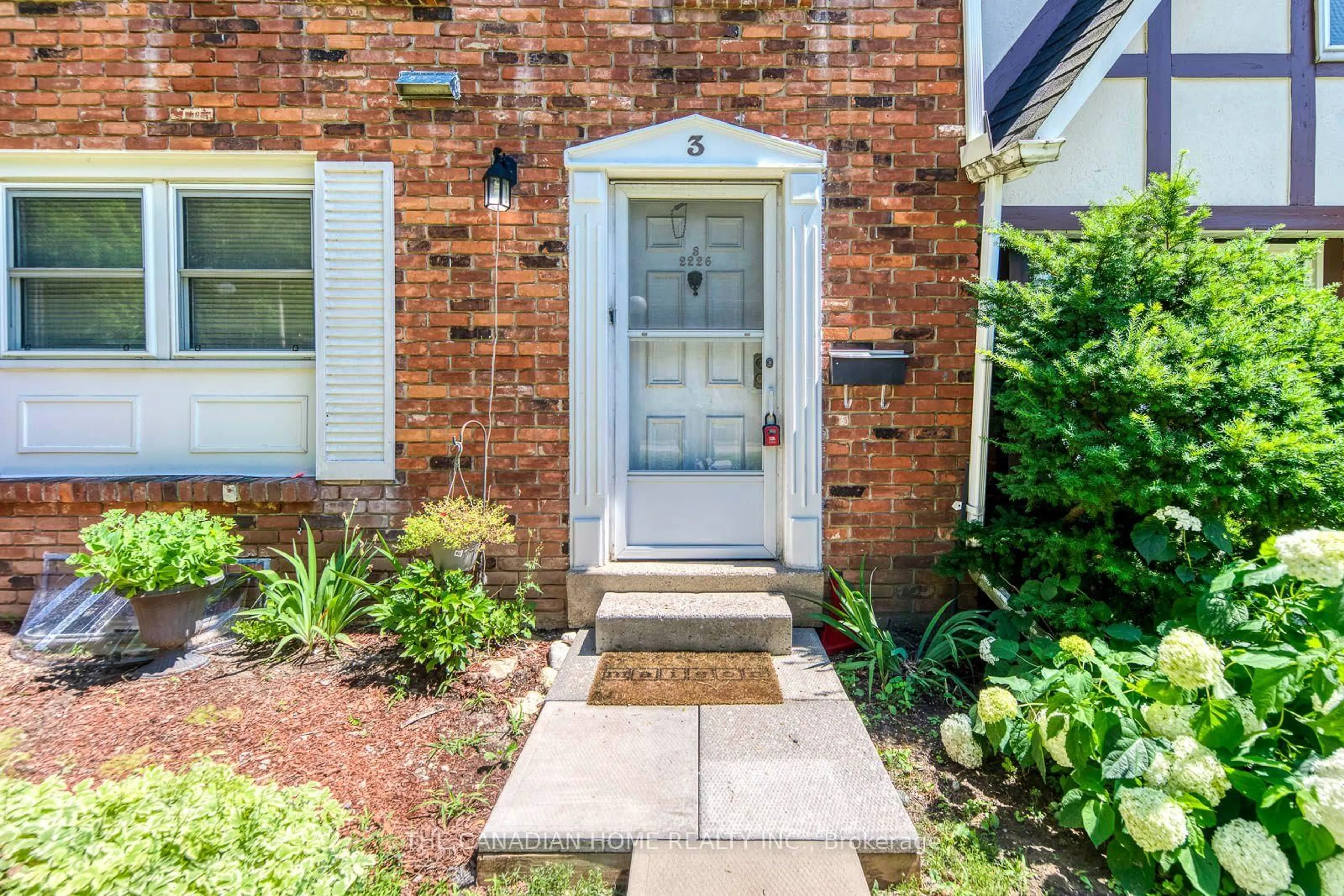 Indoor entryway for 2226 Upper Middle Rd #3, Burlington Ontario L7P 2Z9