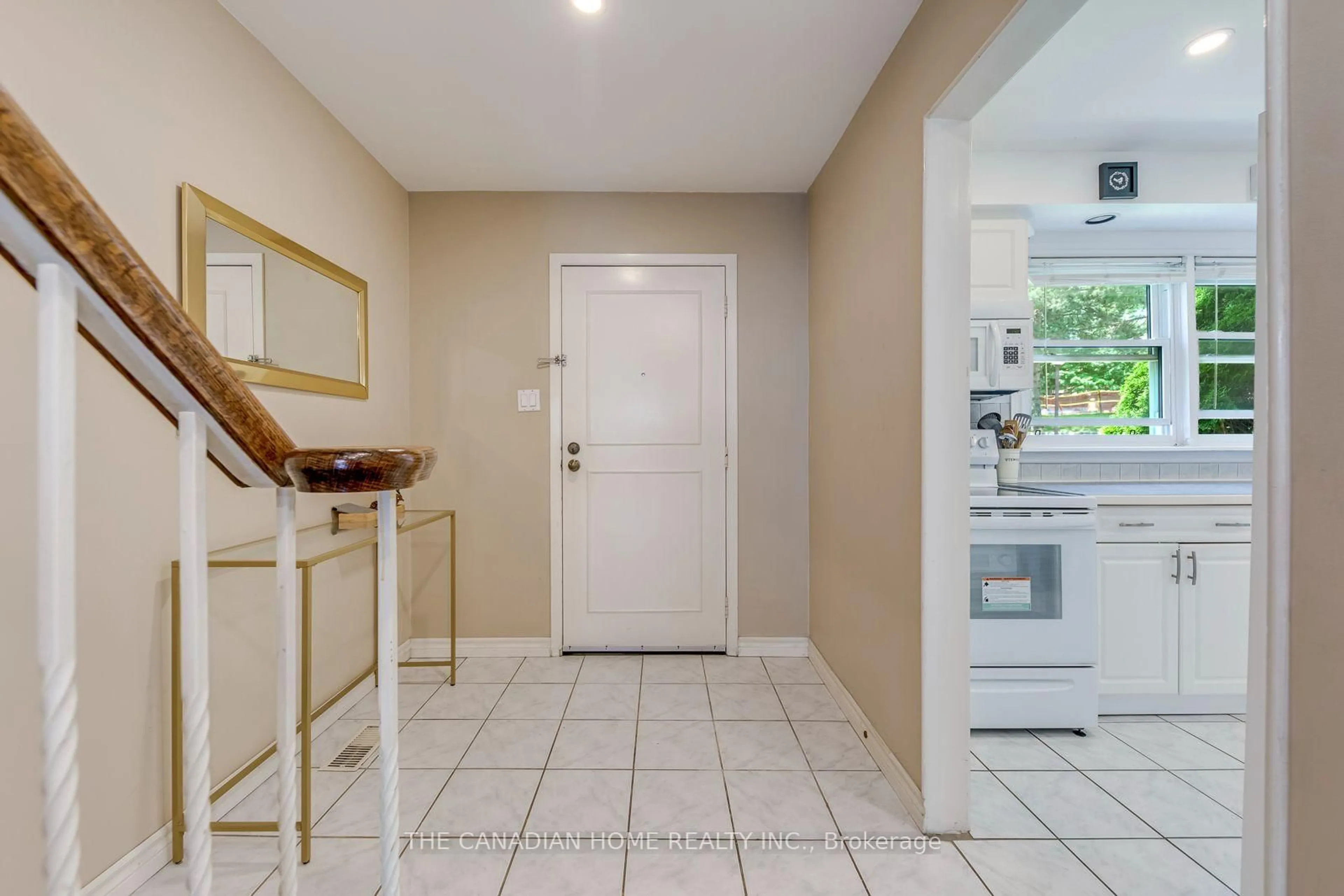 Indoor entryway for 2226 Upper Middle Rd #3, Burlington Ontario L7P 2Z9