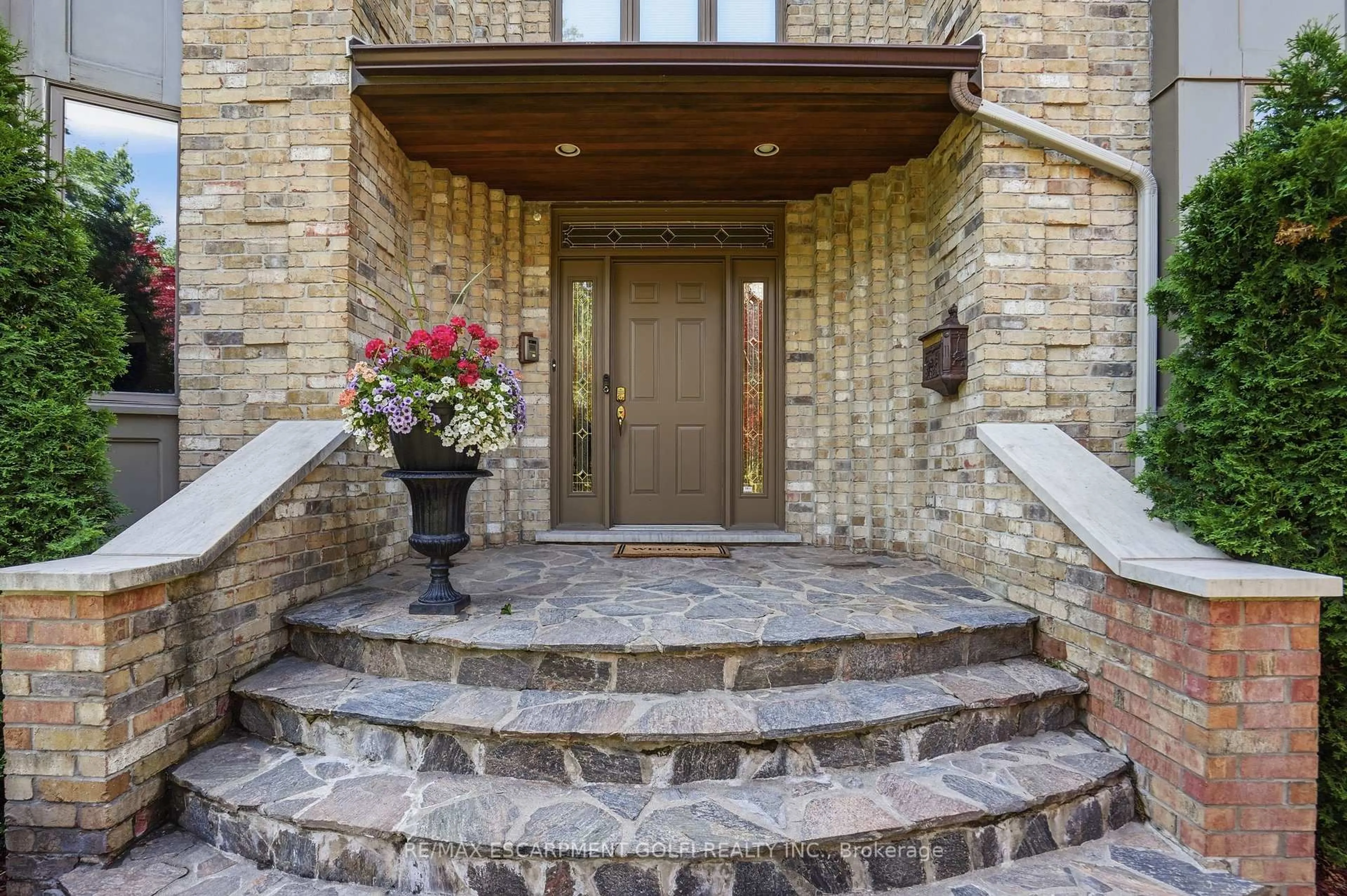 Indoor entryway for 1121 Forestvale Dr, Burlington Ontario L7P 4W3