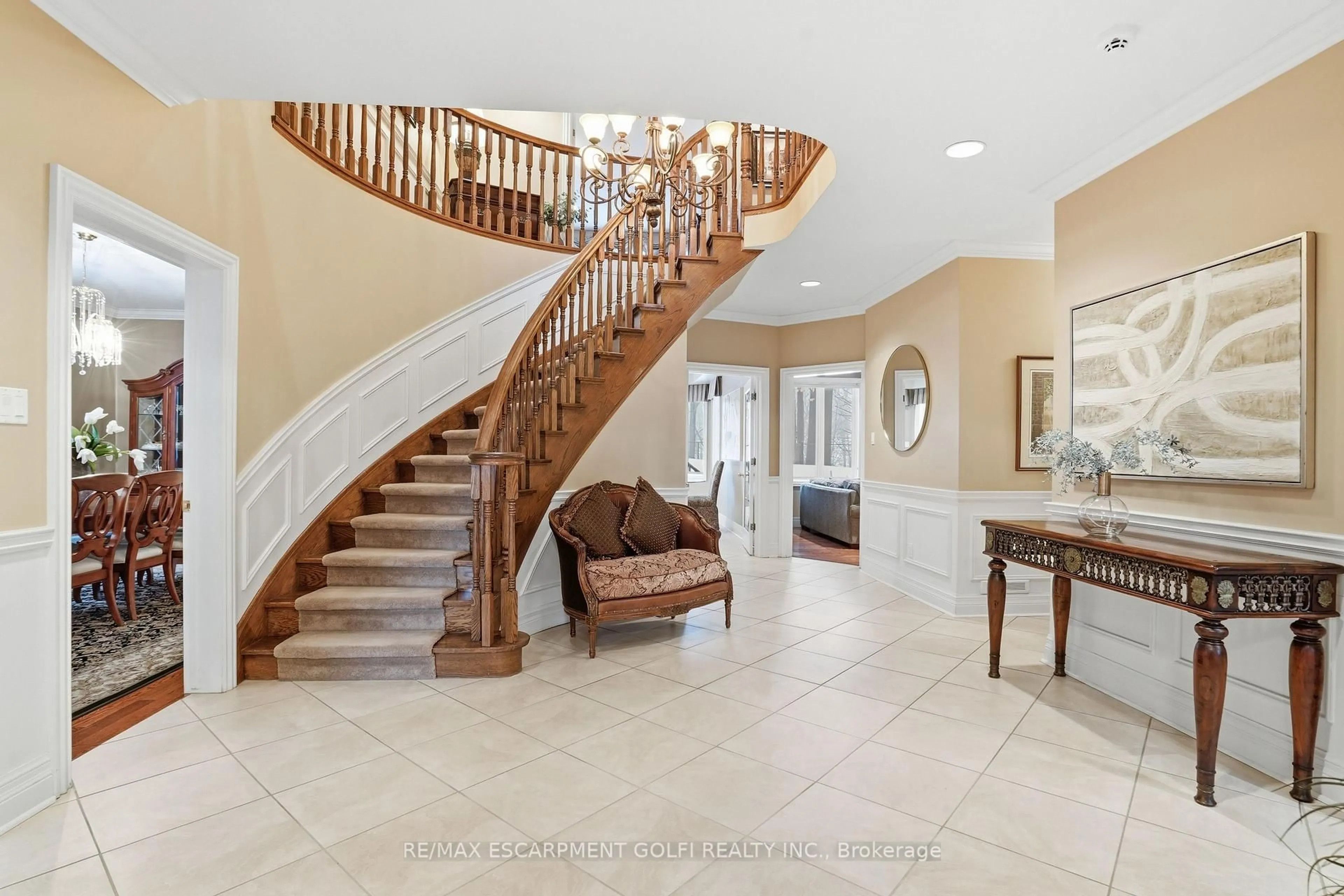 Indoor foyer for 1121 Forestvale Dr, Burlington Ontario L7P 4W3