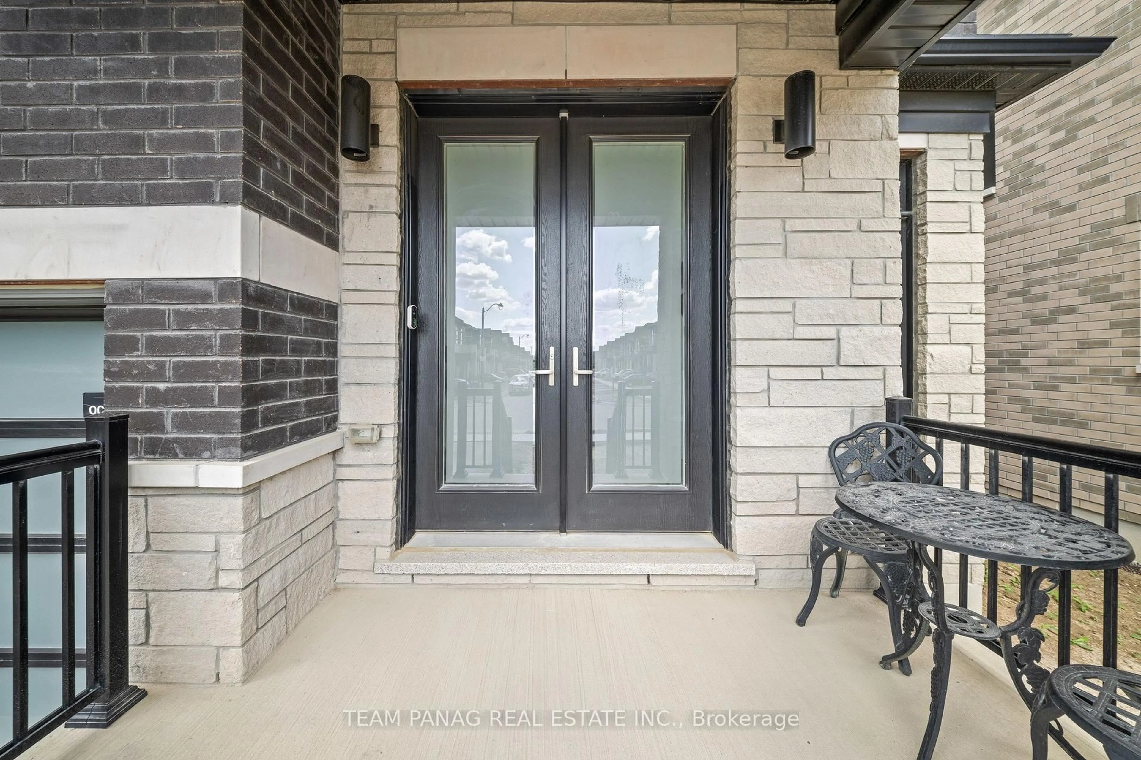Indoor entryway for 21 Aveena Rd, Brampton Ontario L6P 0Z5