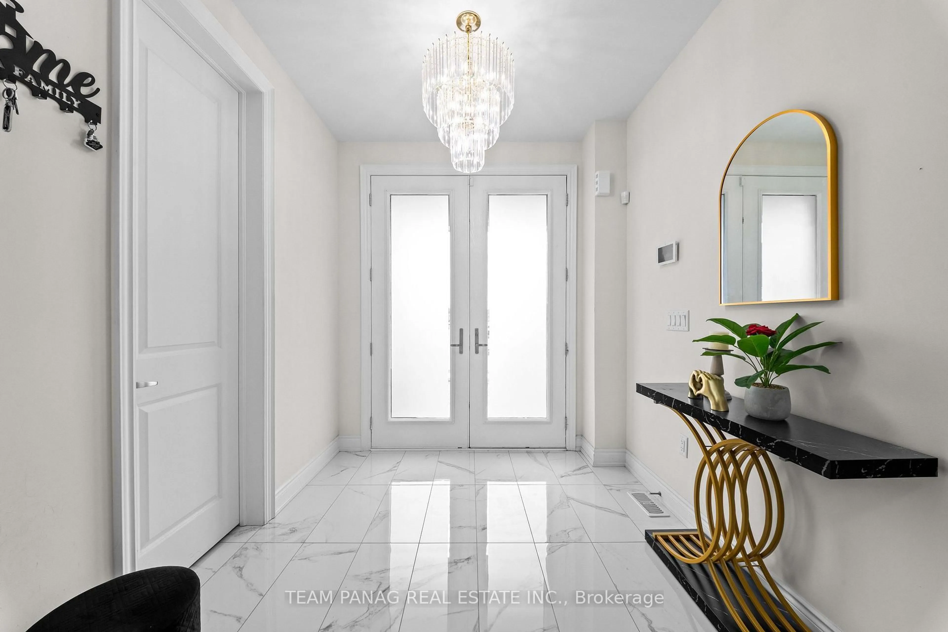 Indoor entryway for 21 Aveena Rd, Brampton Ontario L6P 0Z5