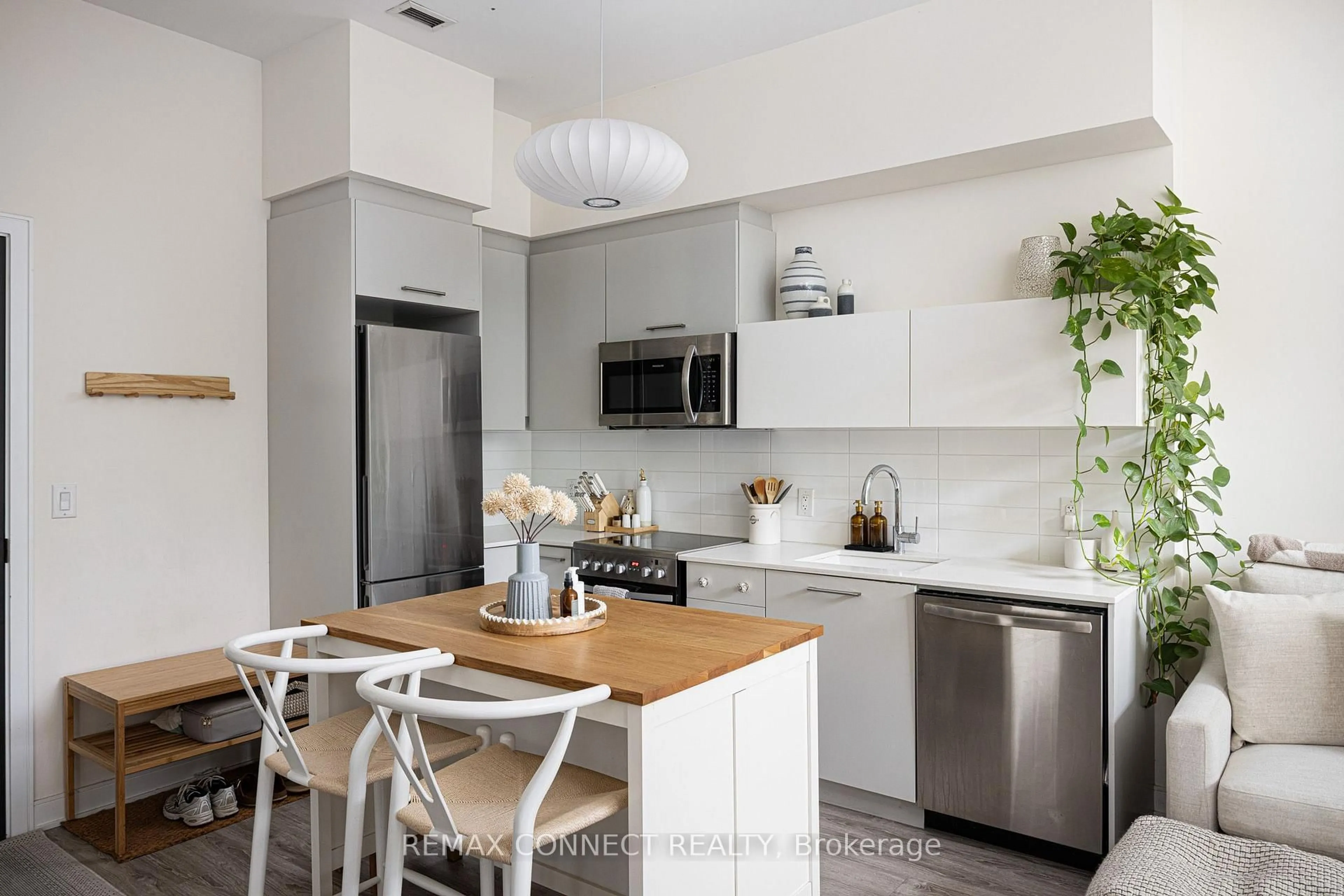 Open concept kitchen, ceramic/tile floor for 1 Neighbourhood Lane #107, Toronto Ontario M8Y 1T7