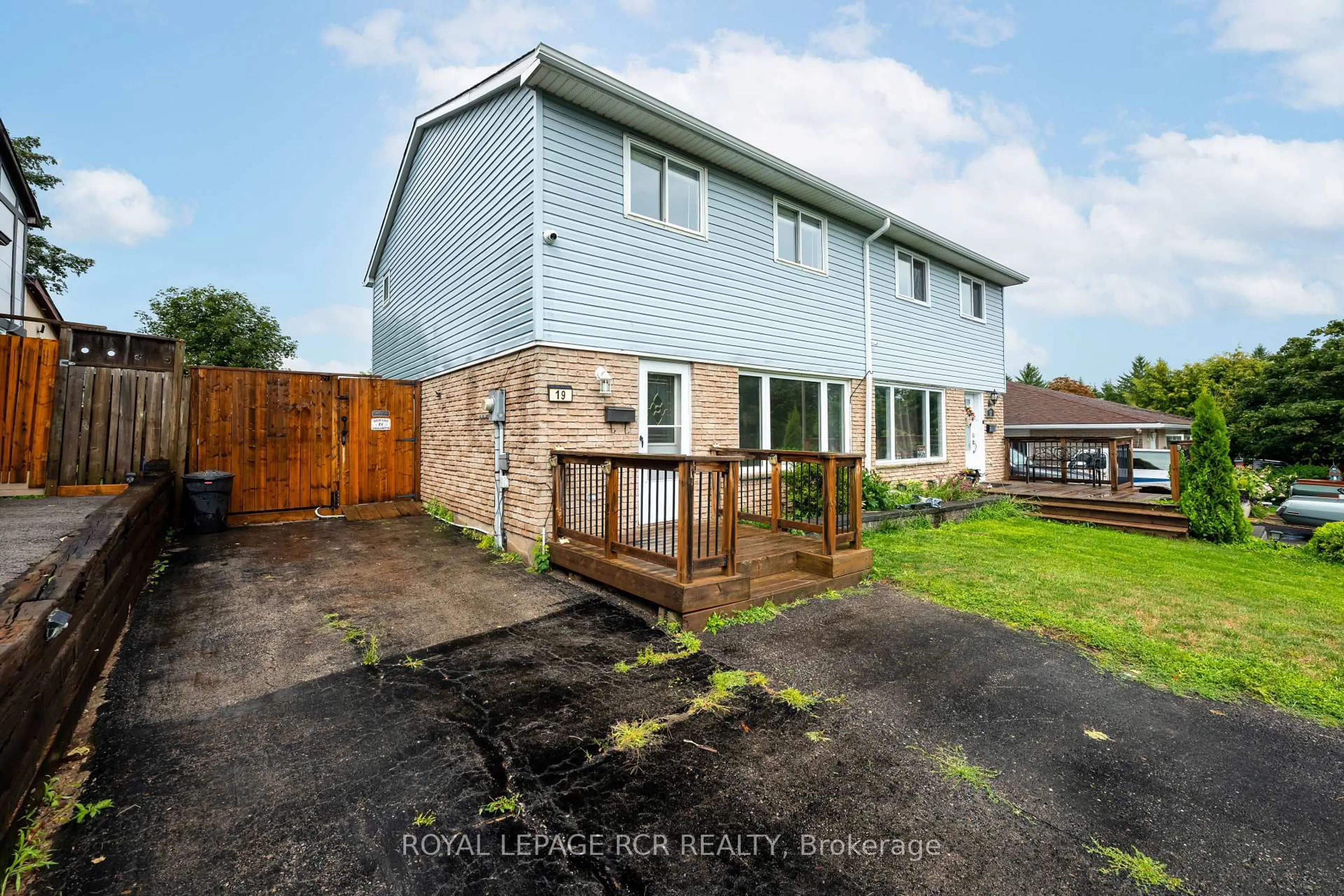 A pic from outside/outdoor area/front of a property/back of a property/a pic from drone, street for 19 Oxford St, Orangeville Ontario L9W 3P4