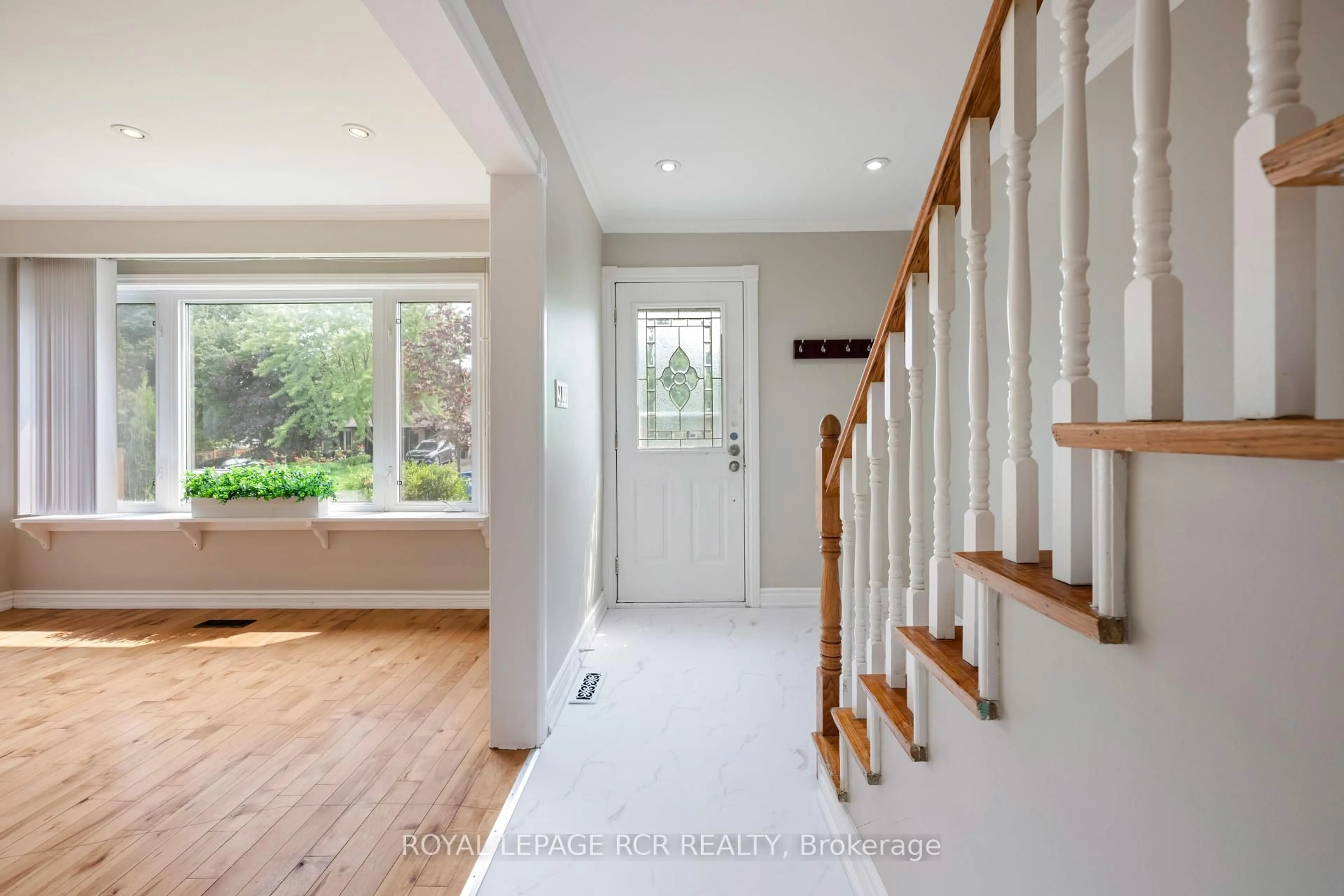 Indoor entryway for 19 Oxford St, Orangeville Ontario L9W 3P4