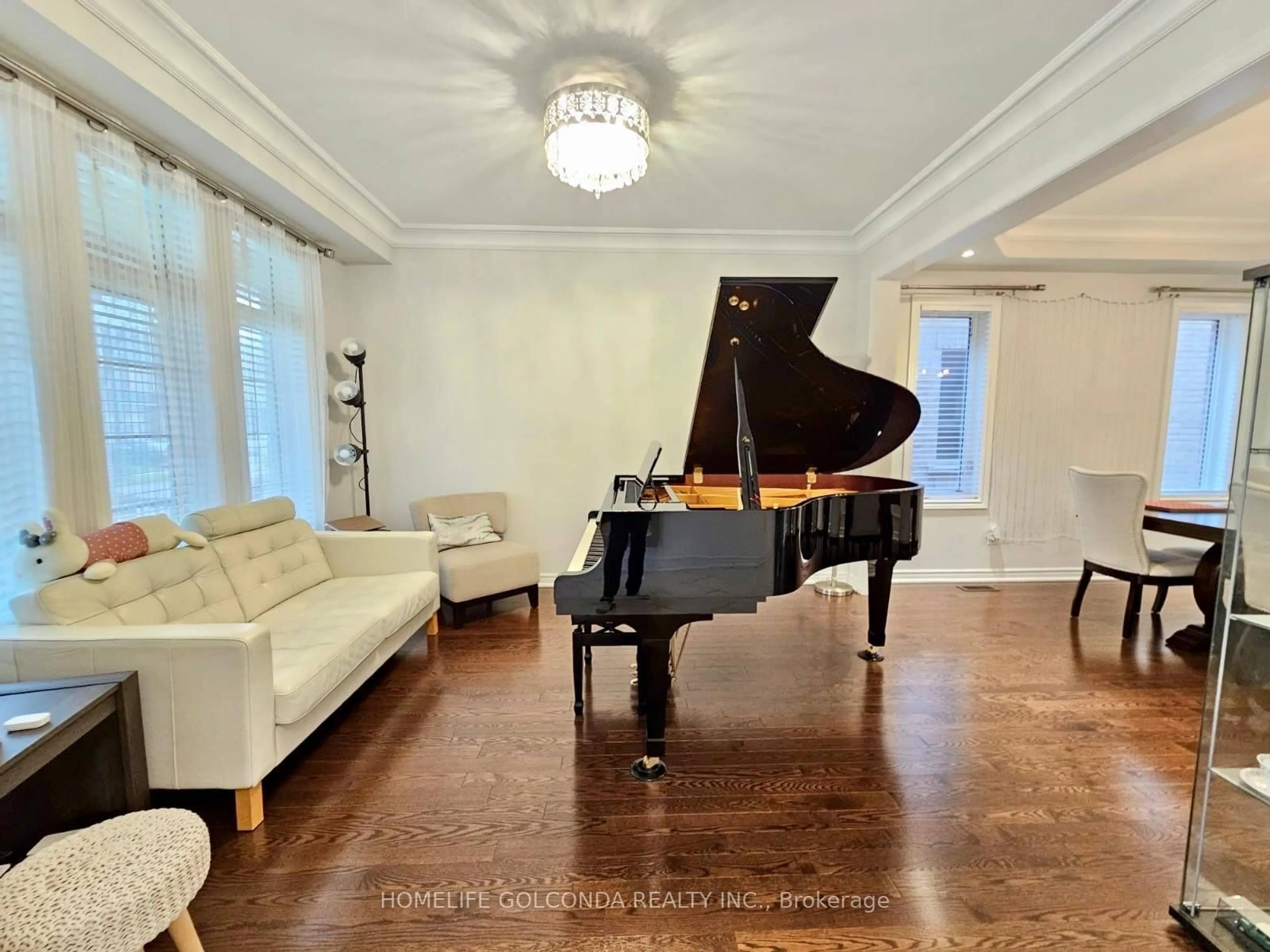Living room with furniture, unknown for 3252 Larry Cres, Oakville Ontario L6M 0S9