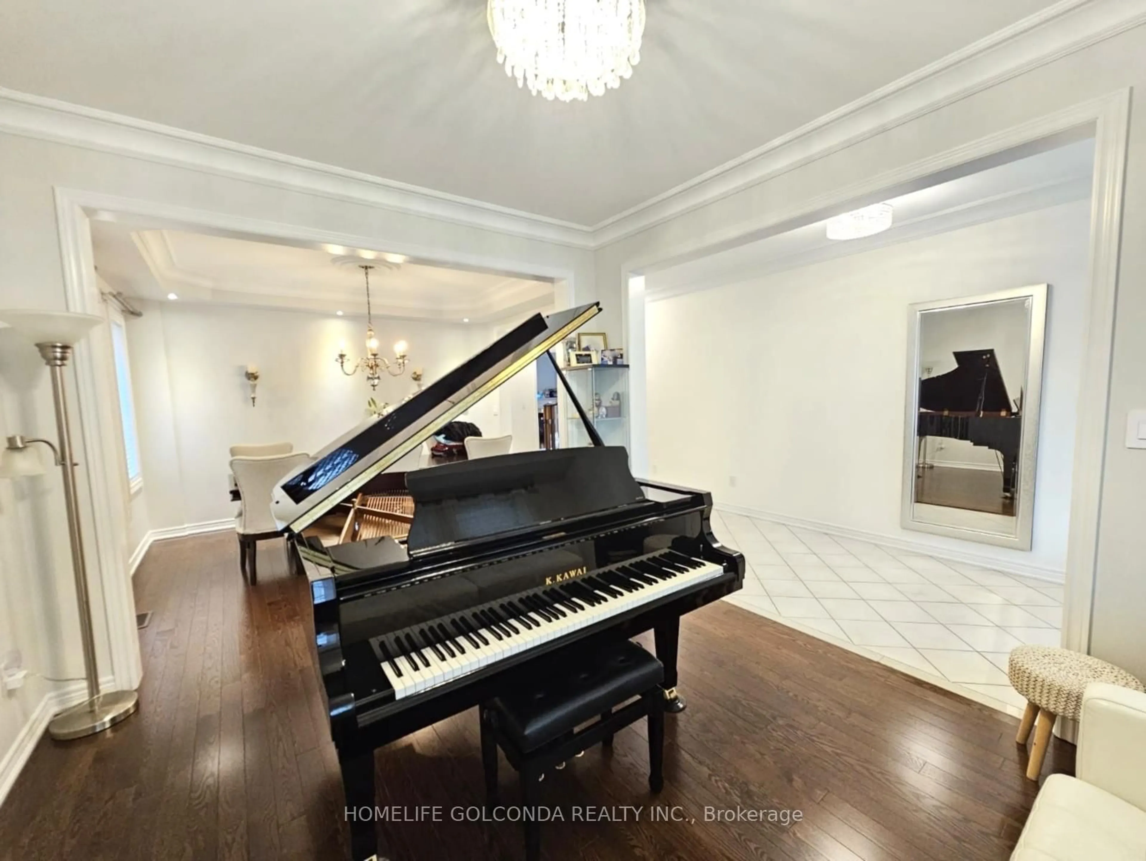 Indoor foyer for 3252 Larry Cres, Oakville Ontario L6M 0S9