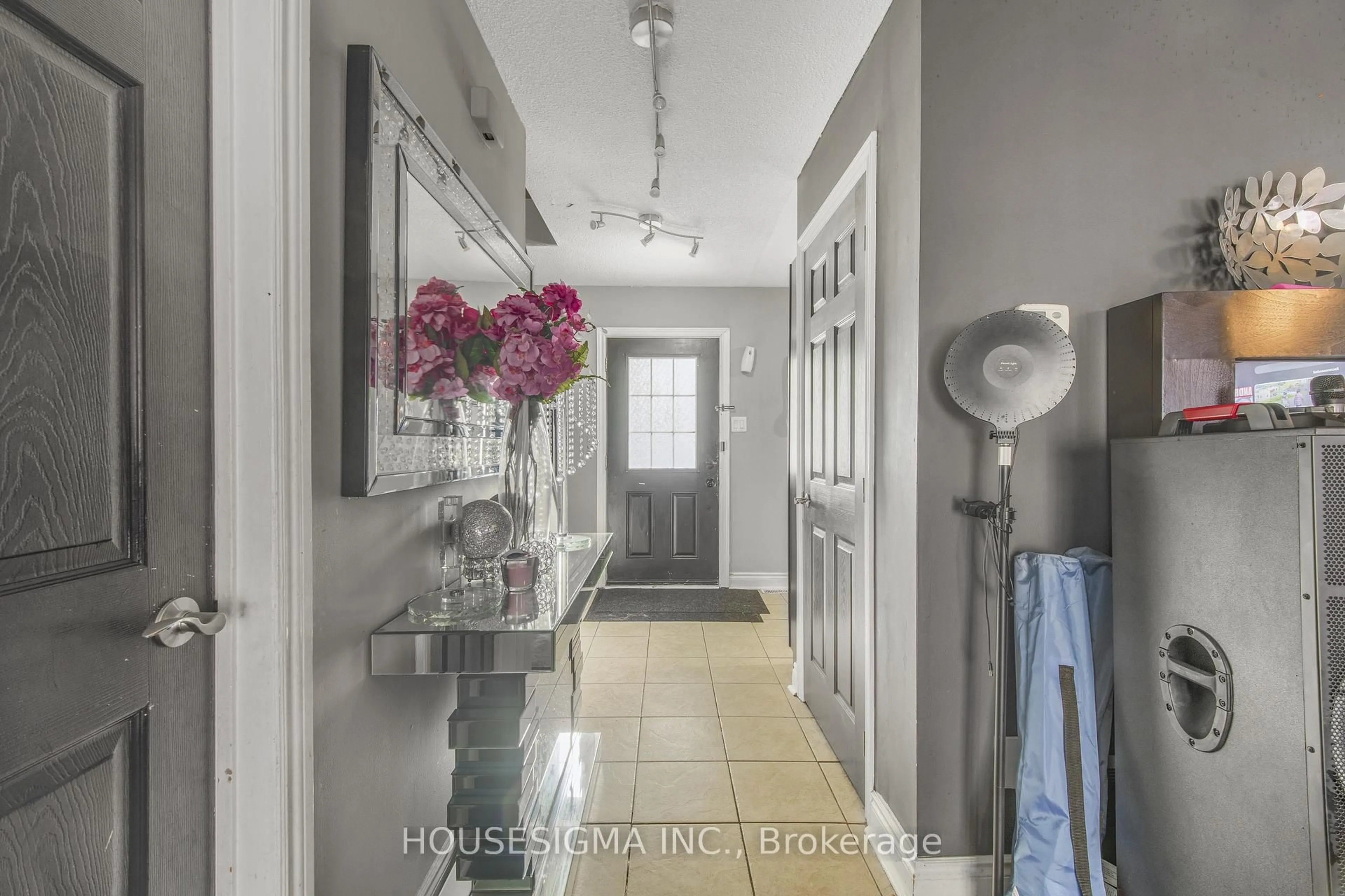 Indoor entryway for 105 Hansen Rd #61, Brampton Ontario L6V 3C9