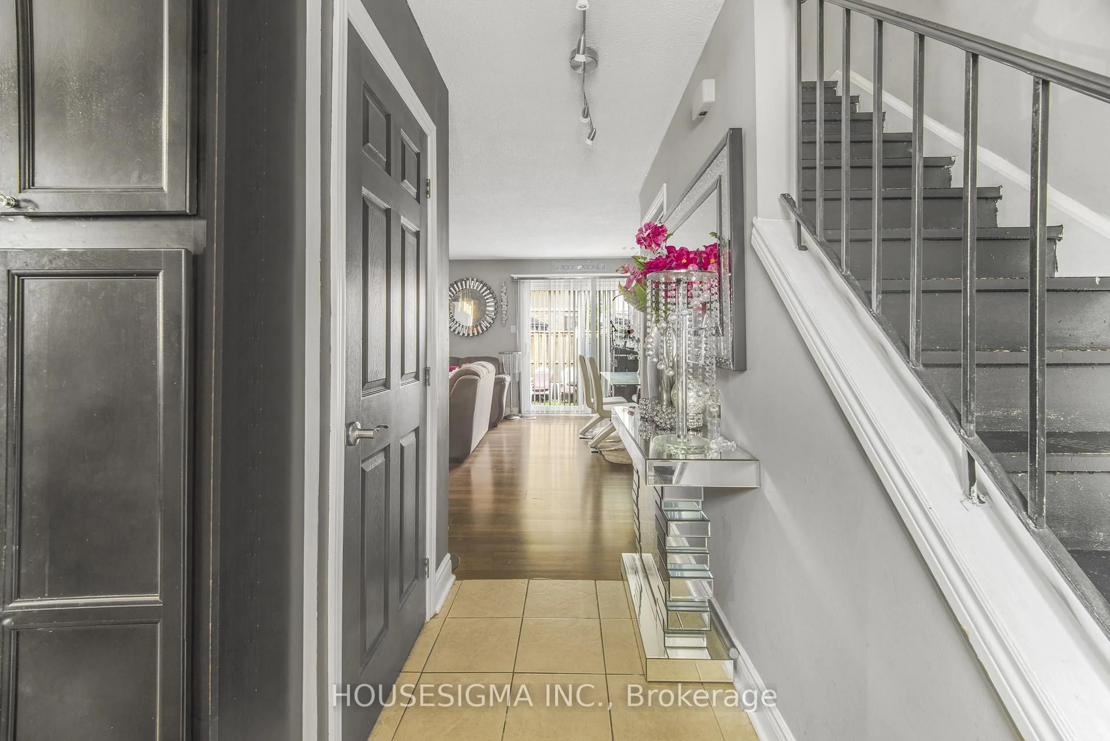 Indoor foyer for 105 Hansen Rd #61, Brampton Ontario L6V 3C9