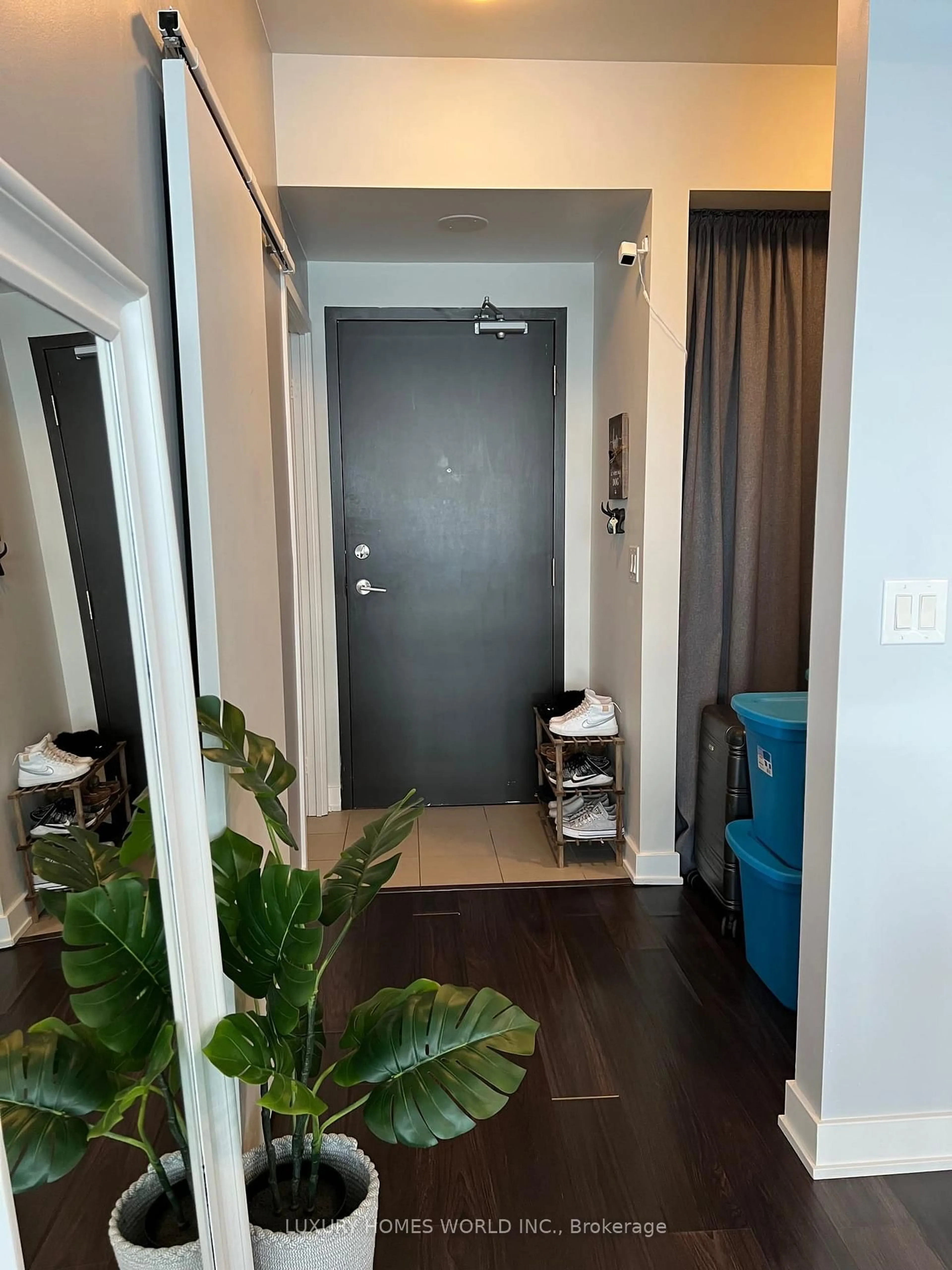 Indoor entryway for 11 Superior Ave #907, Toronto Ontario M8V 0A7