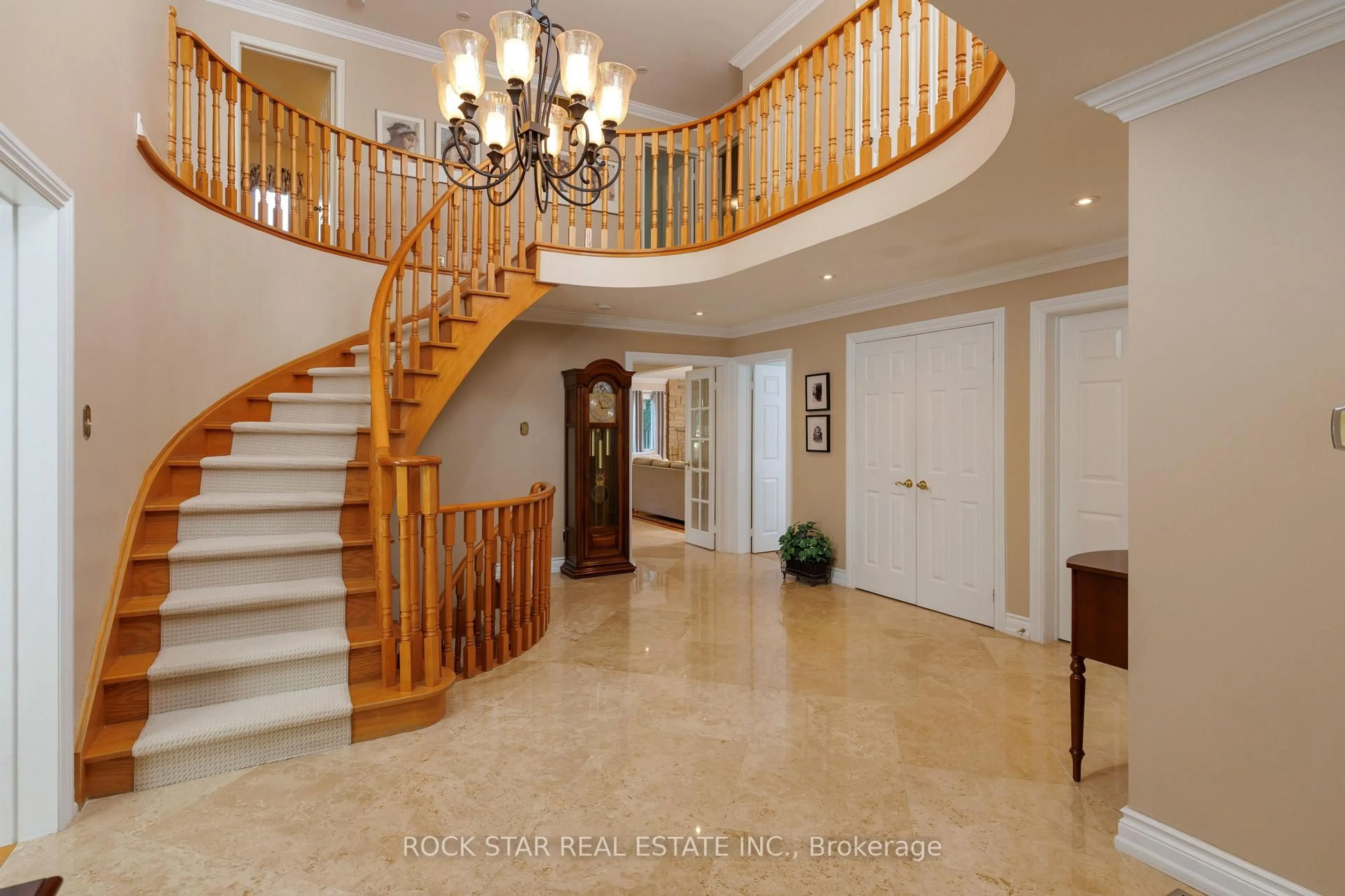 Indoor foyer for 1807 Tattersall Way, Mississauga Ontario L5M 3H7