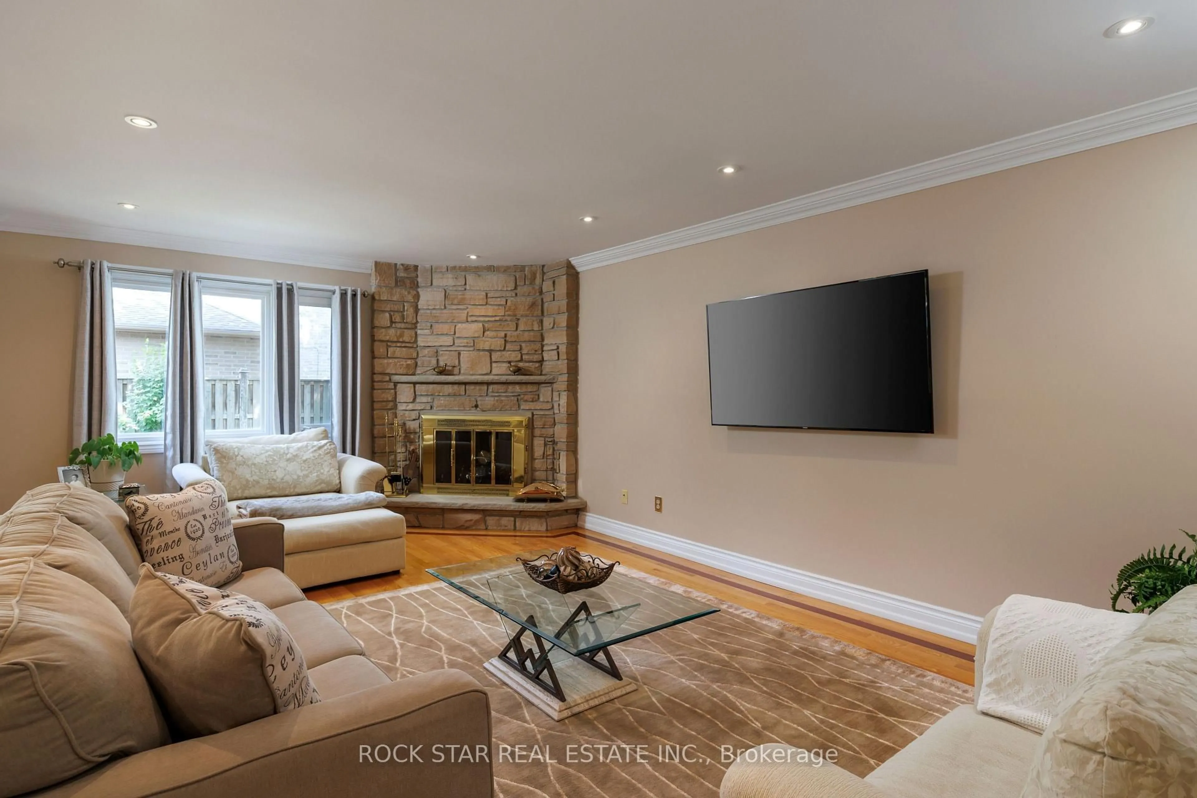 Living room with furniture, unknown for 1807 Tattersall Way, Mississauga Ontario L5M 3H7