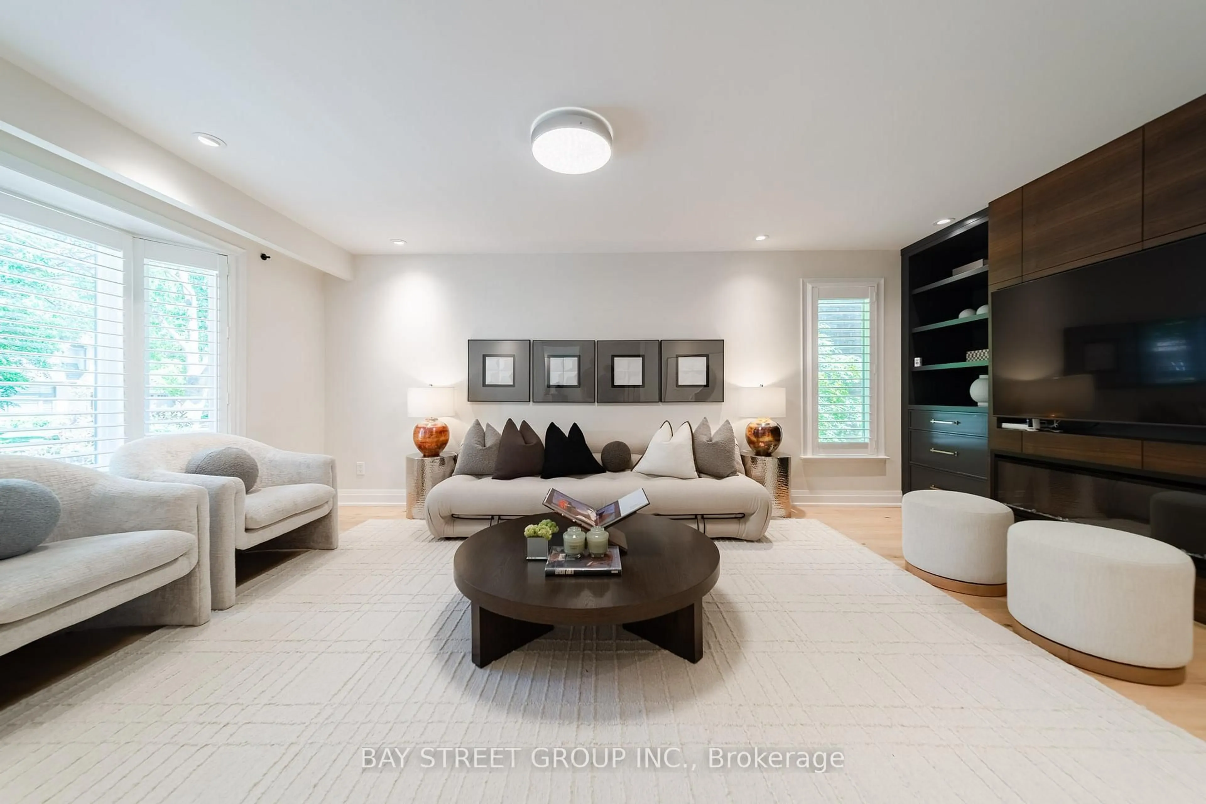 Living room with furniture, unknown for 2366 Devon Rd, Oakville Ontario L6J 5T6