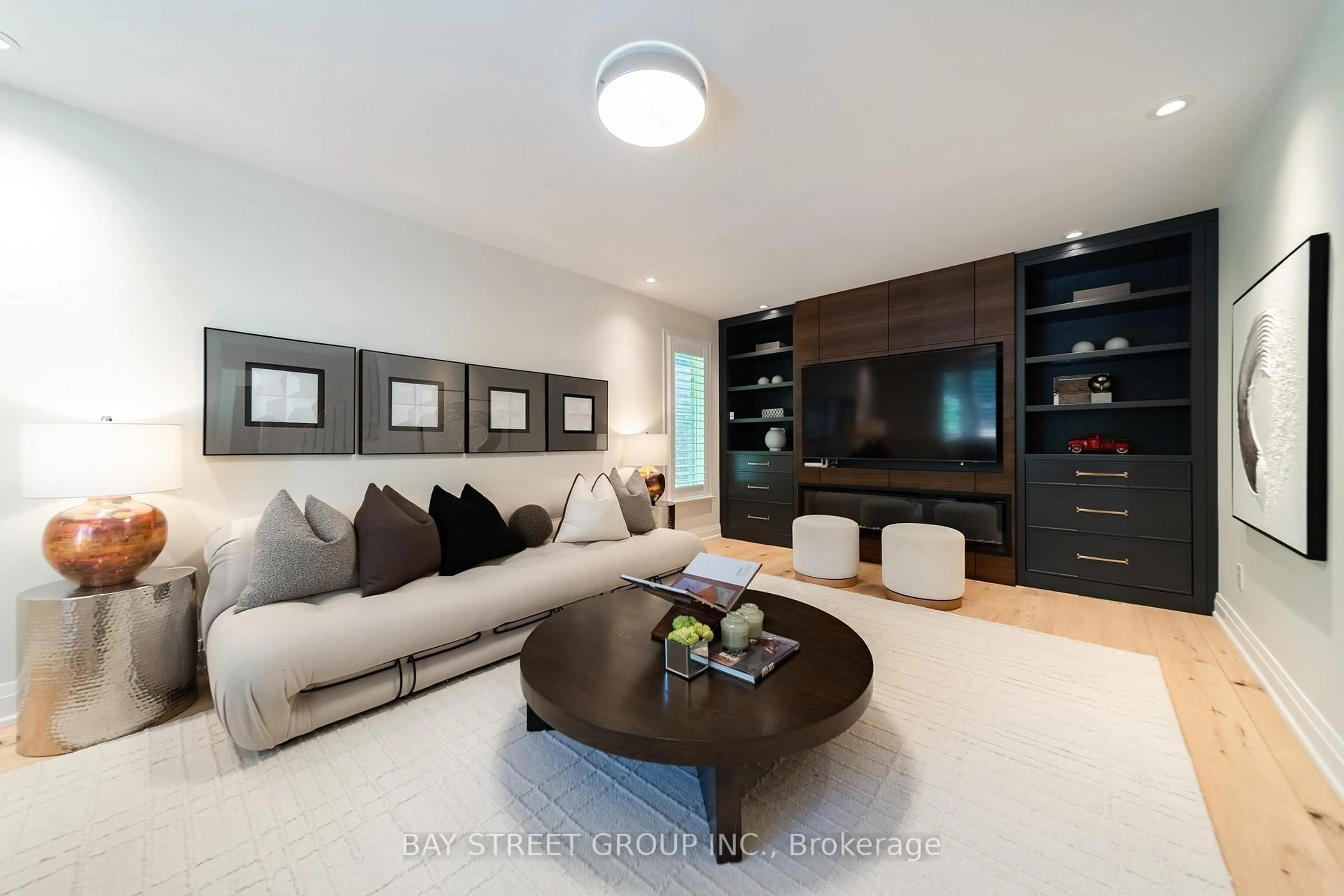Living room with furniture, unknown for 2366 Devon Rd, Oakville Ontario L6J 5T6