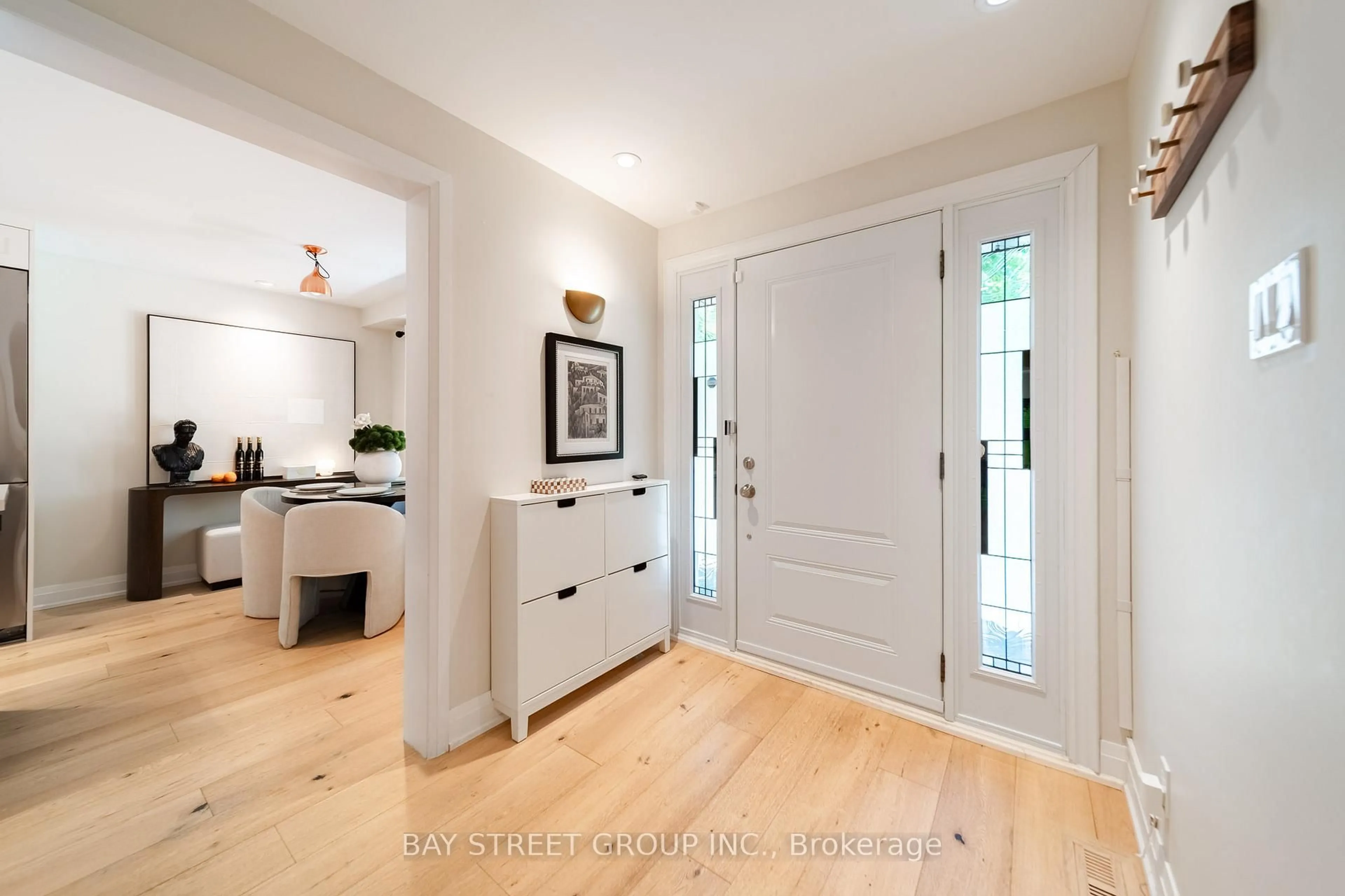 Indoor entryway for 2366 Devon Rd, Oakville Ontario L6J 5T6