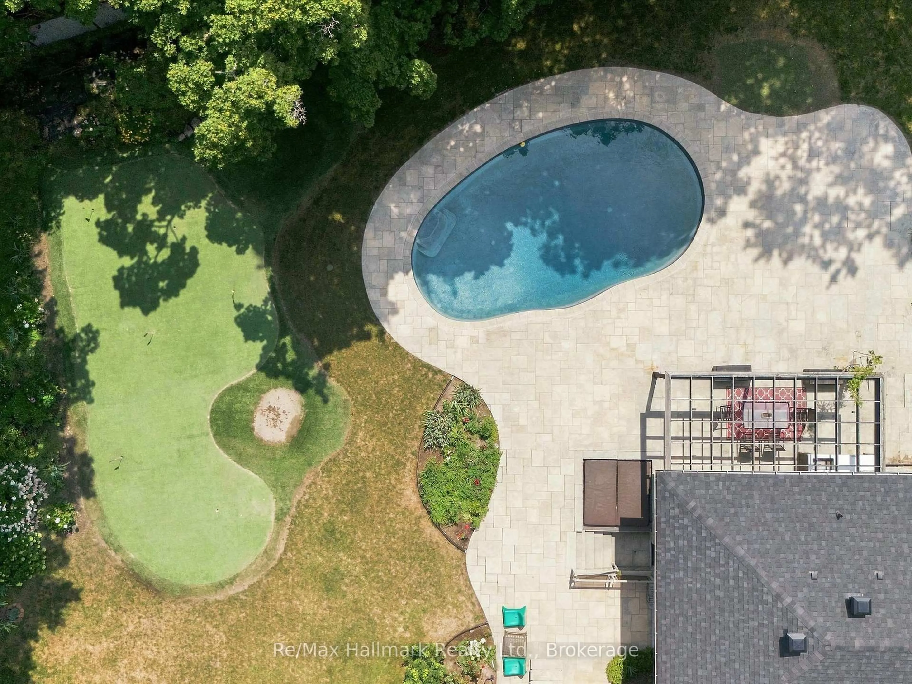 A pic from outside/outdoor area/front of a property/back of a property/a pic from drone, water/lake/river/ocean view for 2076 GLENFOREST Cres, Oakville Ontario L6J 2G1