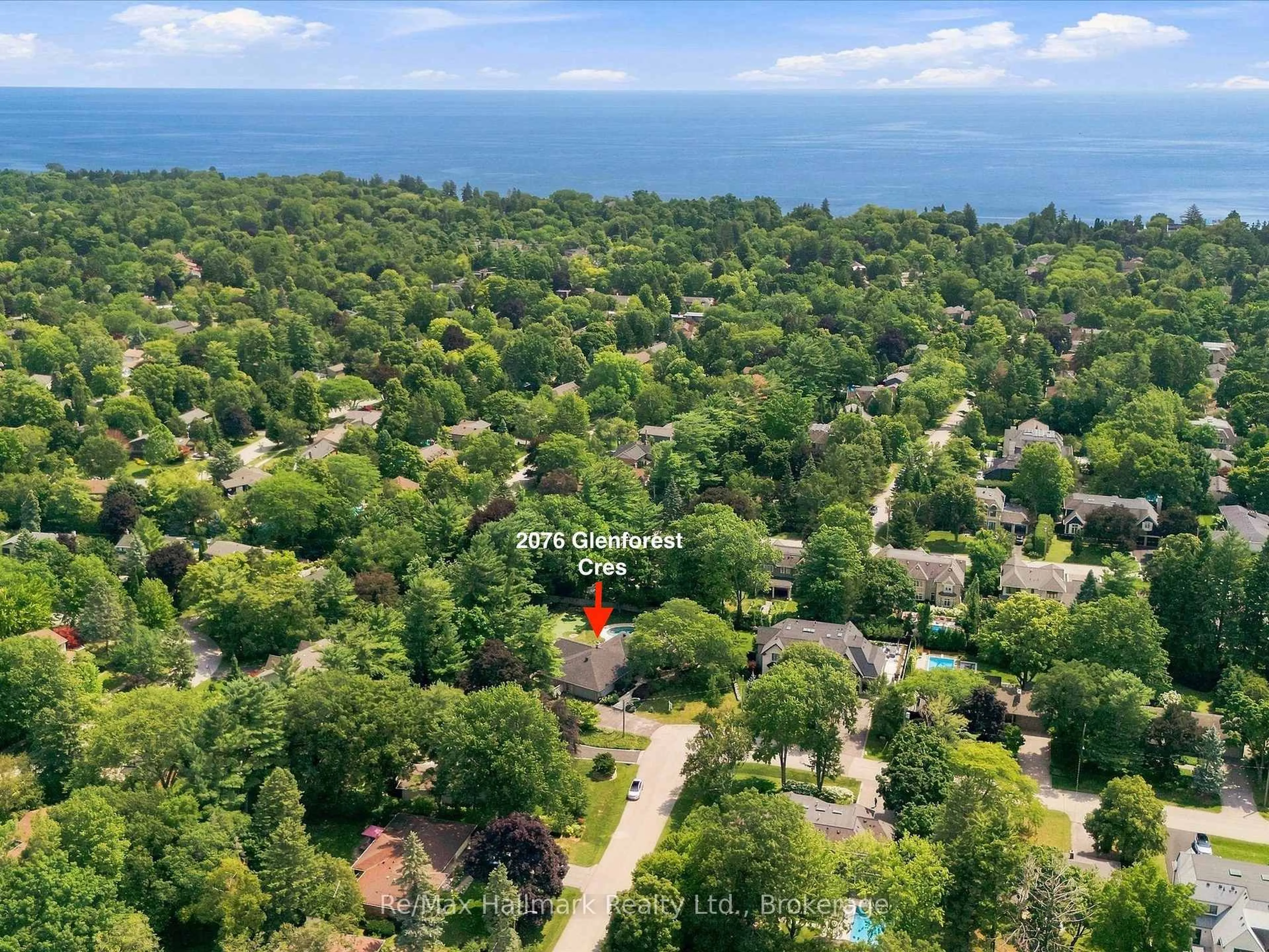 A pic from outside/outdoor area/front of a property/back of a property/a pic from drone, water/lake/river/ocean view for 2076 GLENFOREST Cres, Oakville Ontario L6J 2G1
