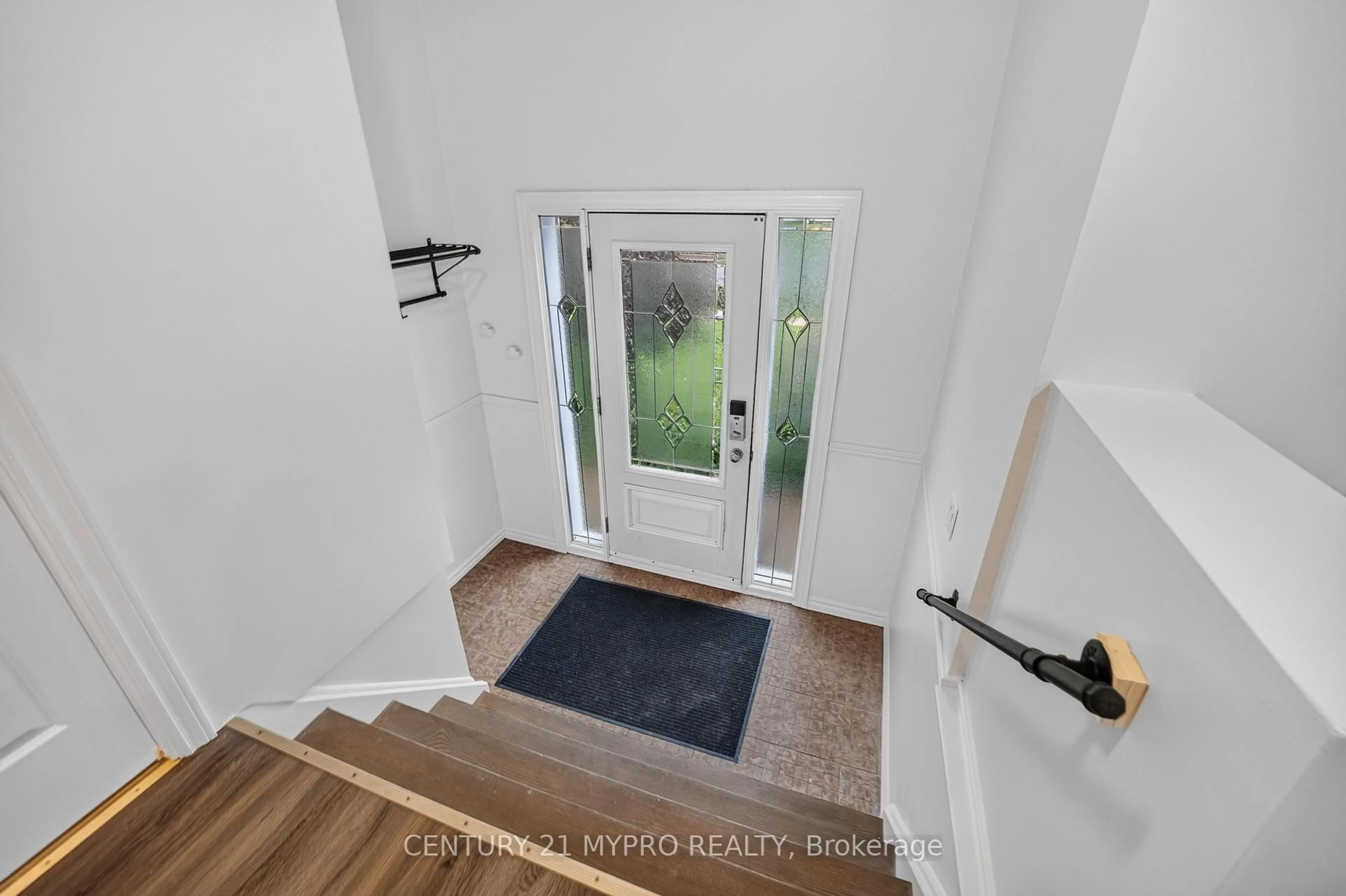 Indoor entryway for 2501 Cobbinshaw Circ, Mississauga Ontario L5N 2G2