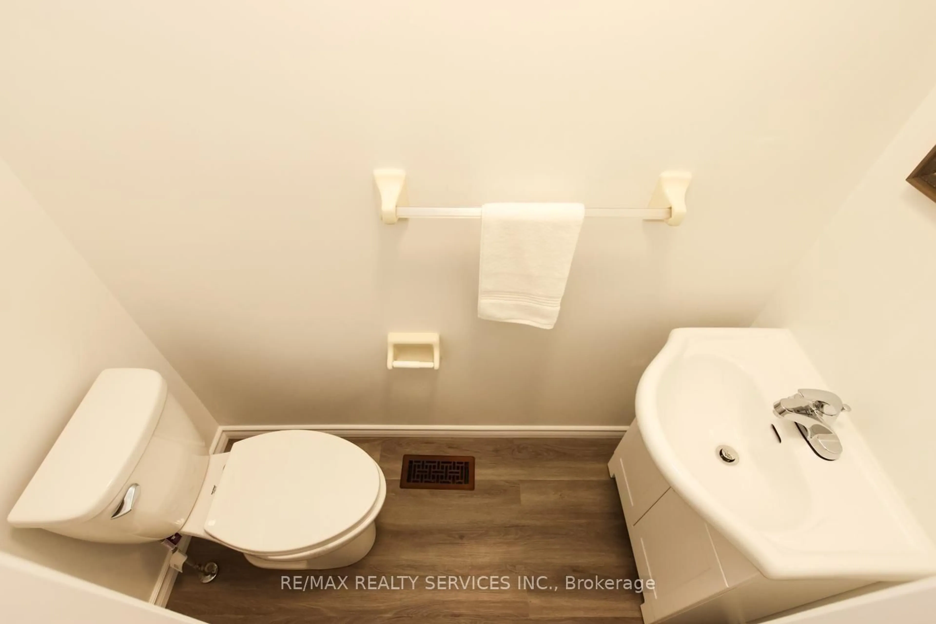 Standard bathroom, ceramic/tile floor for 63 Herkes Dr, Brampton Ontario L6Y 5B2