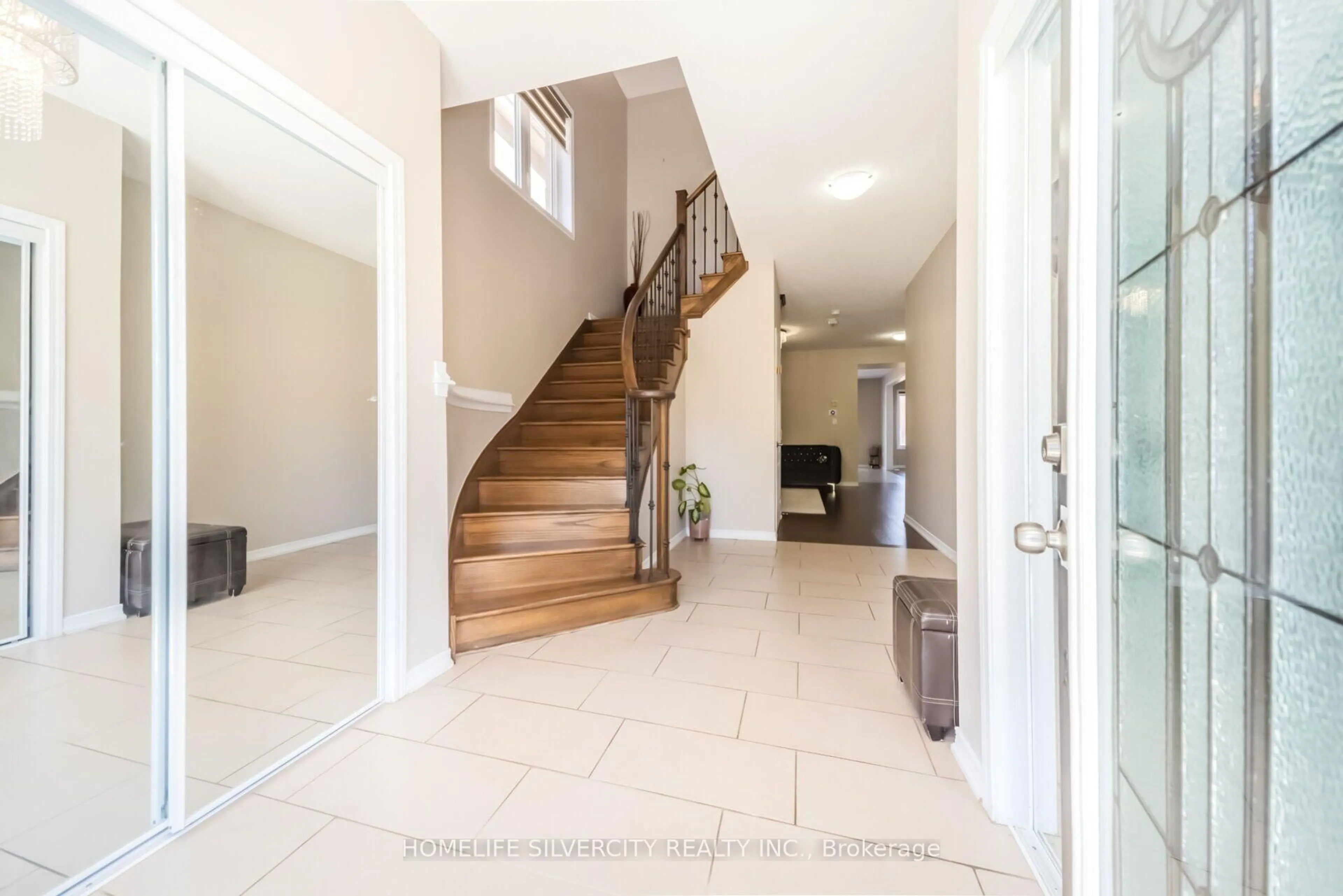 Indoor entryway for 7 Iguana Tr, Brampton Ontario L7A 4N2
