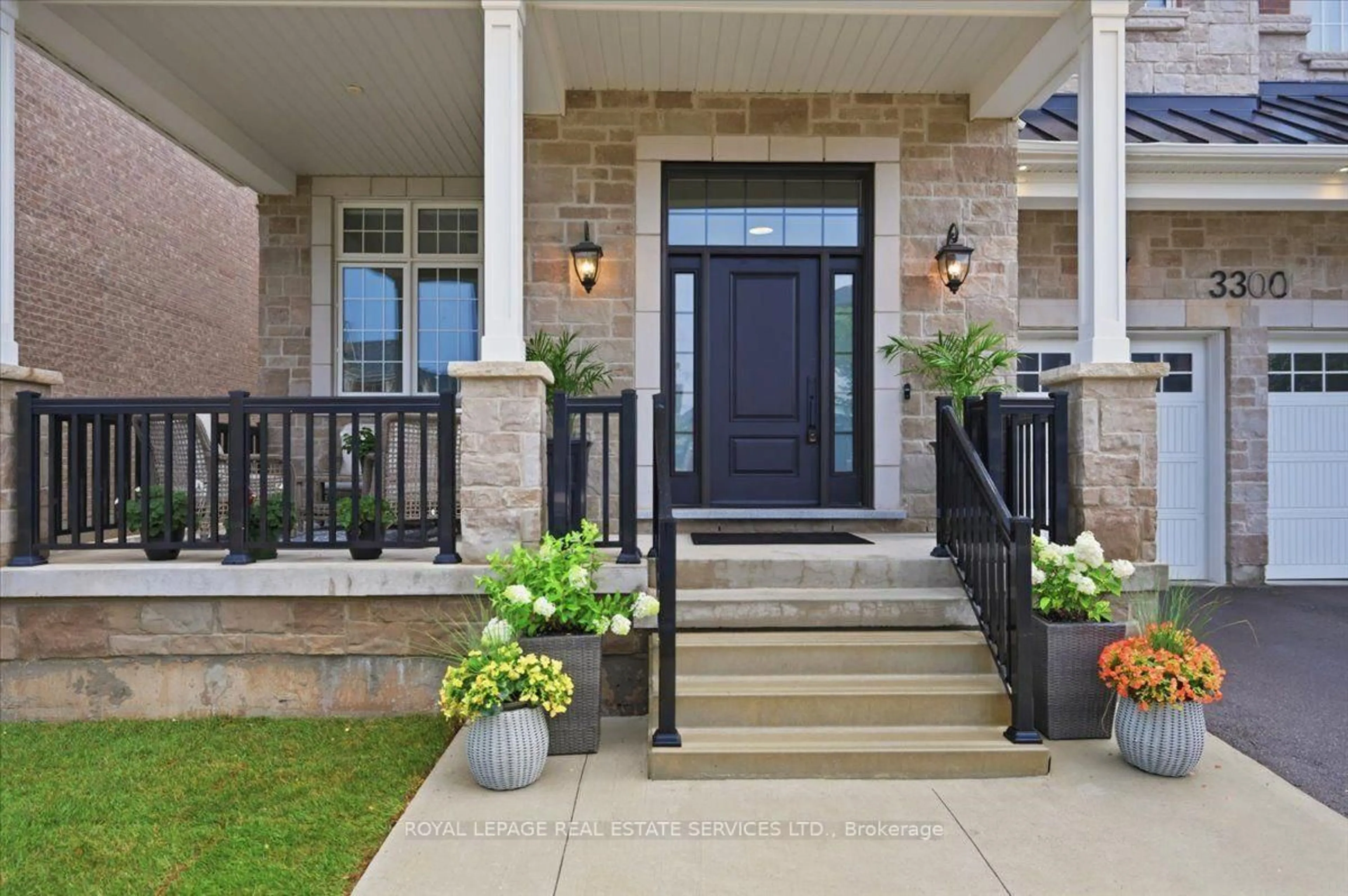 Indoor entryway for 3300 Sunningdale Gdns, Oakville Ontario L6M 5K5