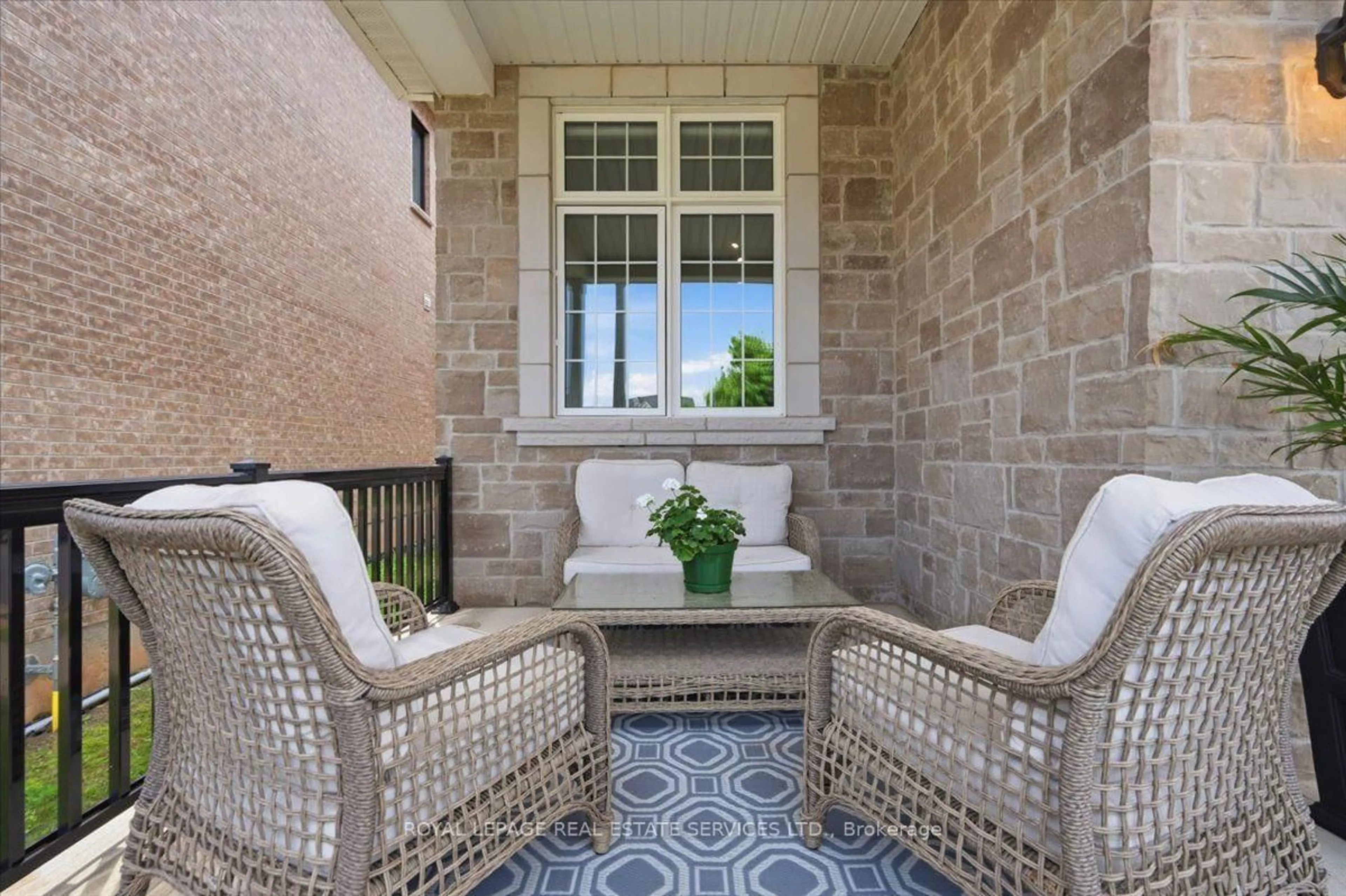 Patio, street for 3300 Sunningdale Gdns, Oakville Ontario L6M 5K5