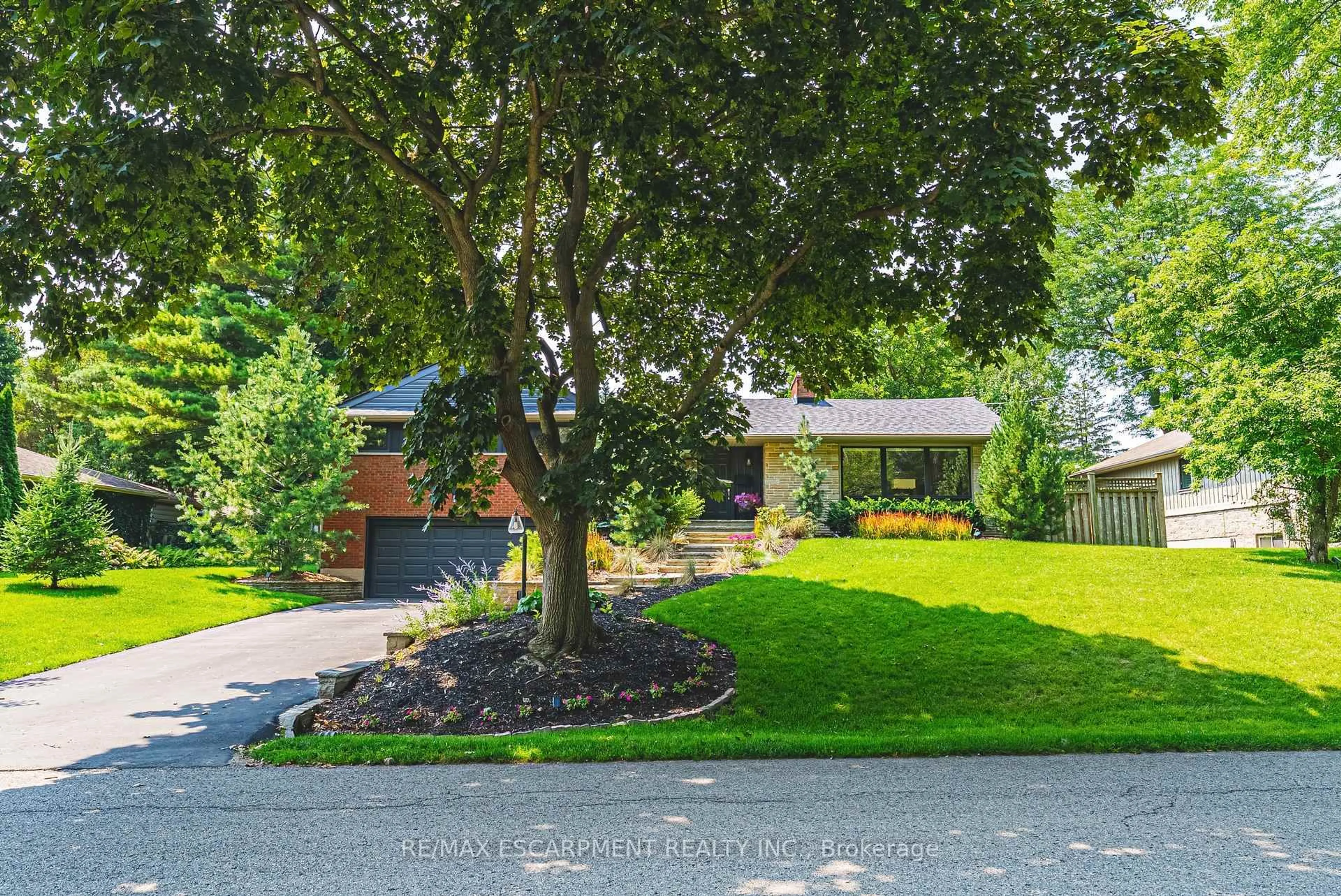 A pic from outside/outdoor area/front of a property/back of a property/a pic from drone, street for 794 Falcon Blvd, Burlington Ontario L7T 3B3