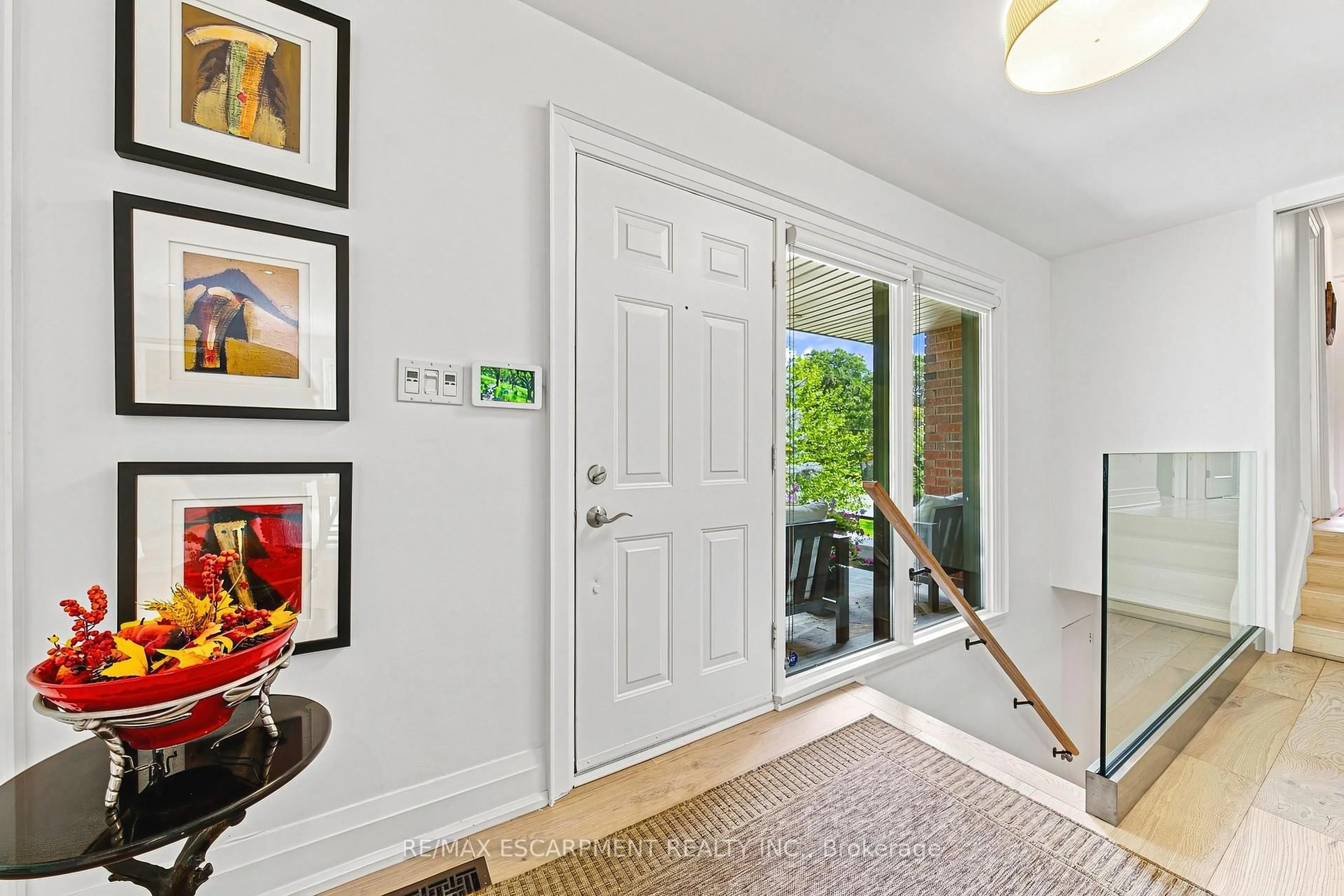 Indoor entryway for 794 Falcon Blvd, Burlington Ontario L7T 3B3