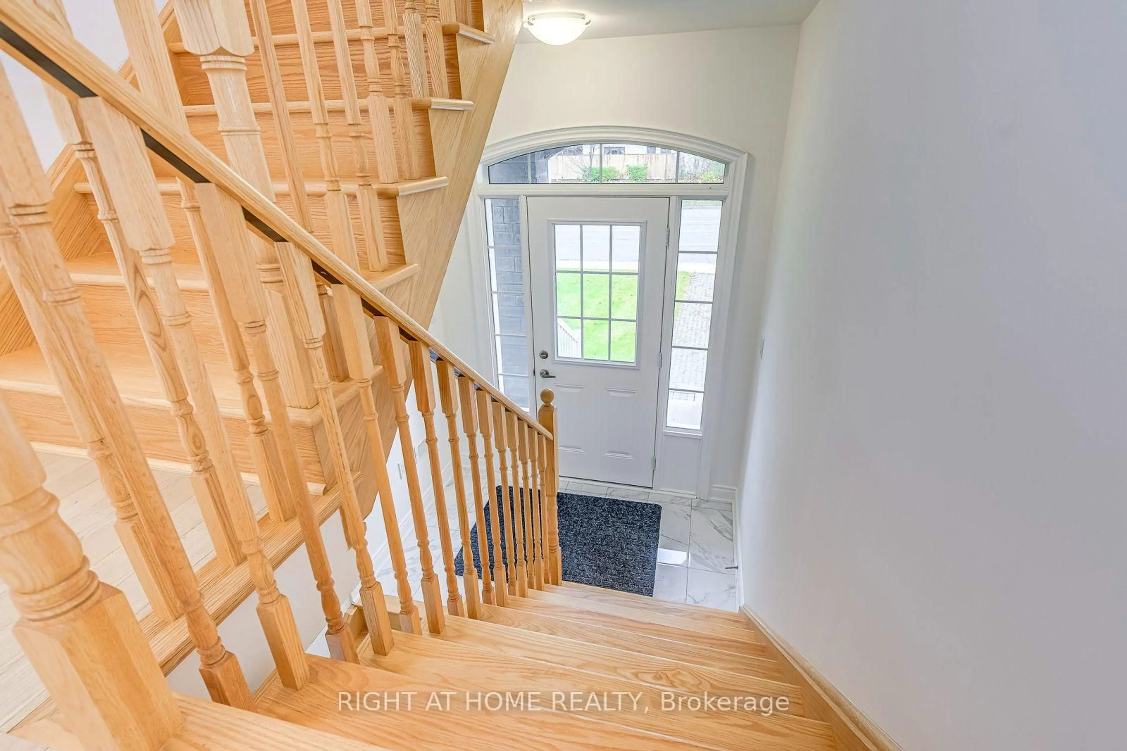 Indoor entryway for 2577 Islington Ave, Toronto Ontario M9V 4A2